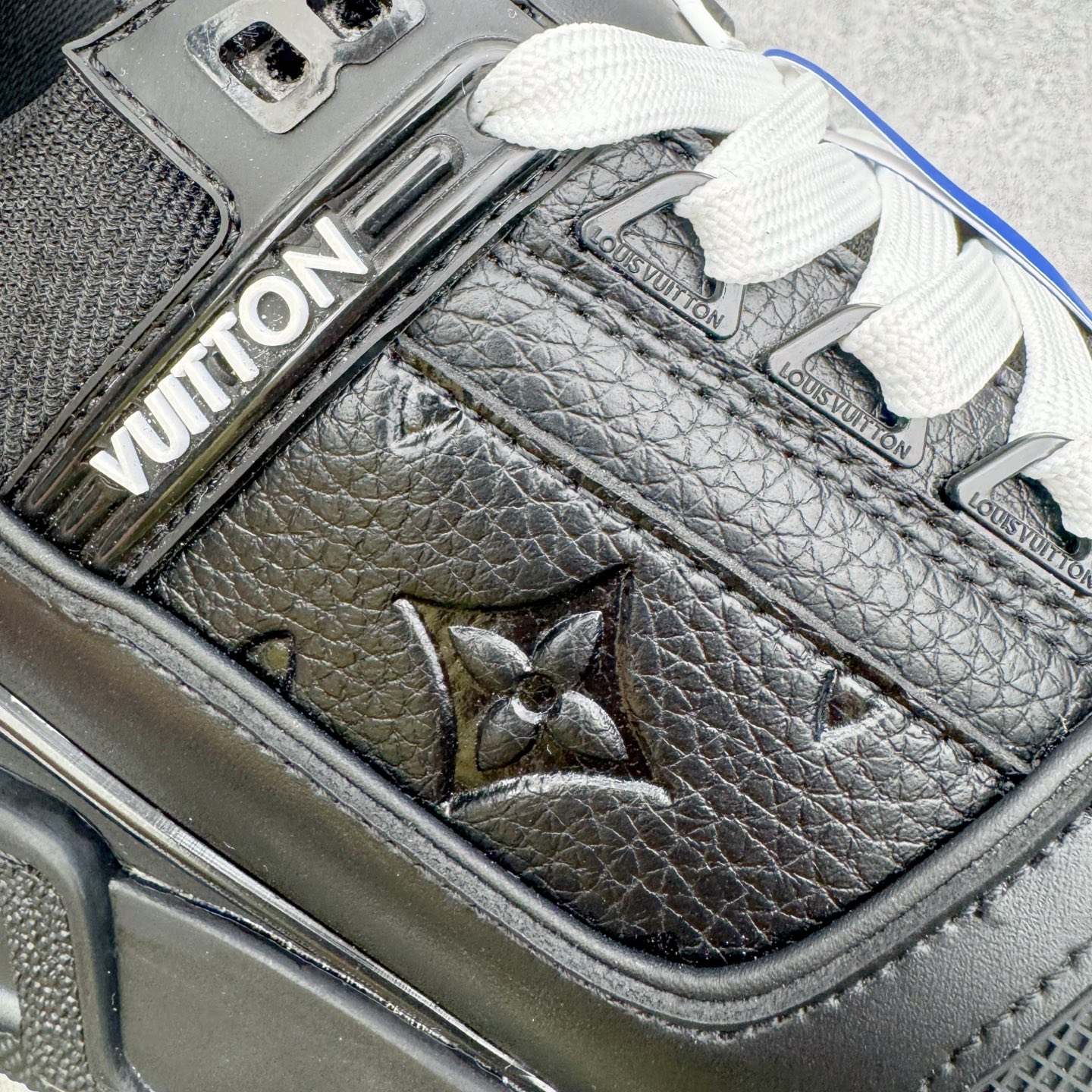 图片[16]-＃AL佛山性价比 Louis Vuitton Trainer lv时装走秀运动鞋板鞋 佛山全套纸板大底数据开发 广东标配礼盒包装配件 皮料有所替换 性价比批次 口碑实力大厂出品 出货即市场巅峰 全套原纸板楦头开发 原汁原味 完美呈现版型 原数据独家私模大底 超高清洁度 极限压缩成本 超级跑量款式 全套原楦原纸版原鞋开模 独家磨具开发男女鞋 全网最具灵魂的版型 正确原装黄色鞋盒 正确中底印花 鞋面印花3D高频深度立体 全鞋电脑针车 紧密相连 针距密度一致 环保乳胶注塑鞋垫 厚度脚感还原原版 皮面裁剪部位 统一油边封口工艺 原装橡胶大底含胶量大底组合零偏差 专柜全套包装 防尘袋 说明书 质保卡 尺码：36 37 38 39 40 41 42 43 44 45-选品中心