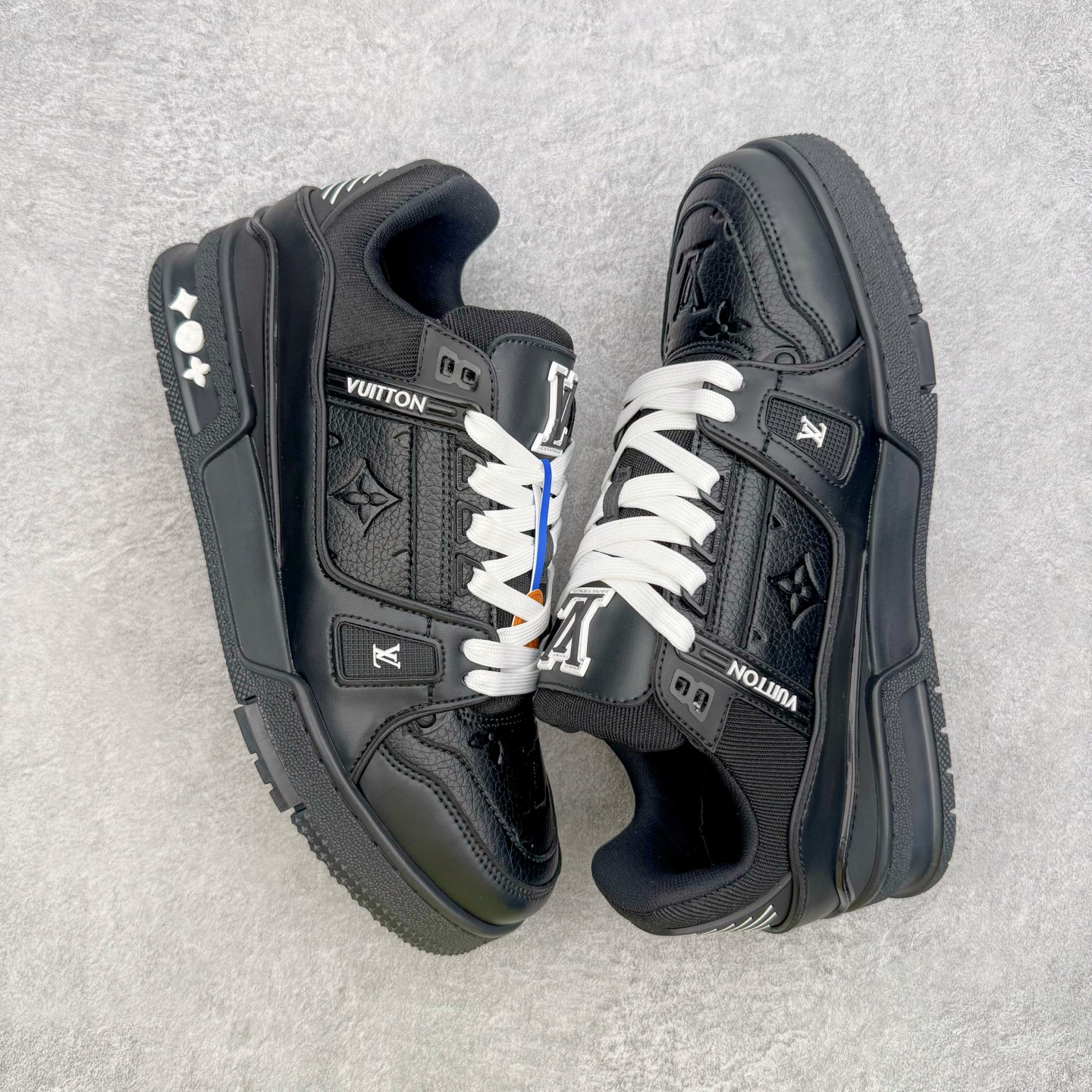 图片[3]-＃AL佛山性价比 Louis Vuitton Trainer lv时装走秀运动鞋板鞋 佛山全套纸板大底数据开发 广东标配礼盒包装配件 皮料有所替换 性价比批次 口碑实力大厂出品 出货即市场巅峰 全套原纸板楦头开发 原汁原味 完美呈现版型 原数据独家私模大底 超高清洁度 极限压缩成本 超级跑量款式 全套原楦原纸版原鞋开模 独家磨具开发男女鞋 全网最具灵魂的版型 正确原装黄色鞋盒 正确中底印花 鞋面印花3D高频深度立体 全鞋电脑针车 紧密相连 针距密度一致 环保乳胶注塑鞋垫 厚度脚感还原原版 皮面裁剪部位 统一油边封口工艺 原装橡胶大底含胶量大底组合零偏差 专柜全套包装 防尘袋 说明书 质保卡 尺码：36 37 38 39 40 41 42 43 44 45-选品中心