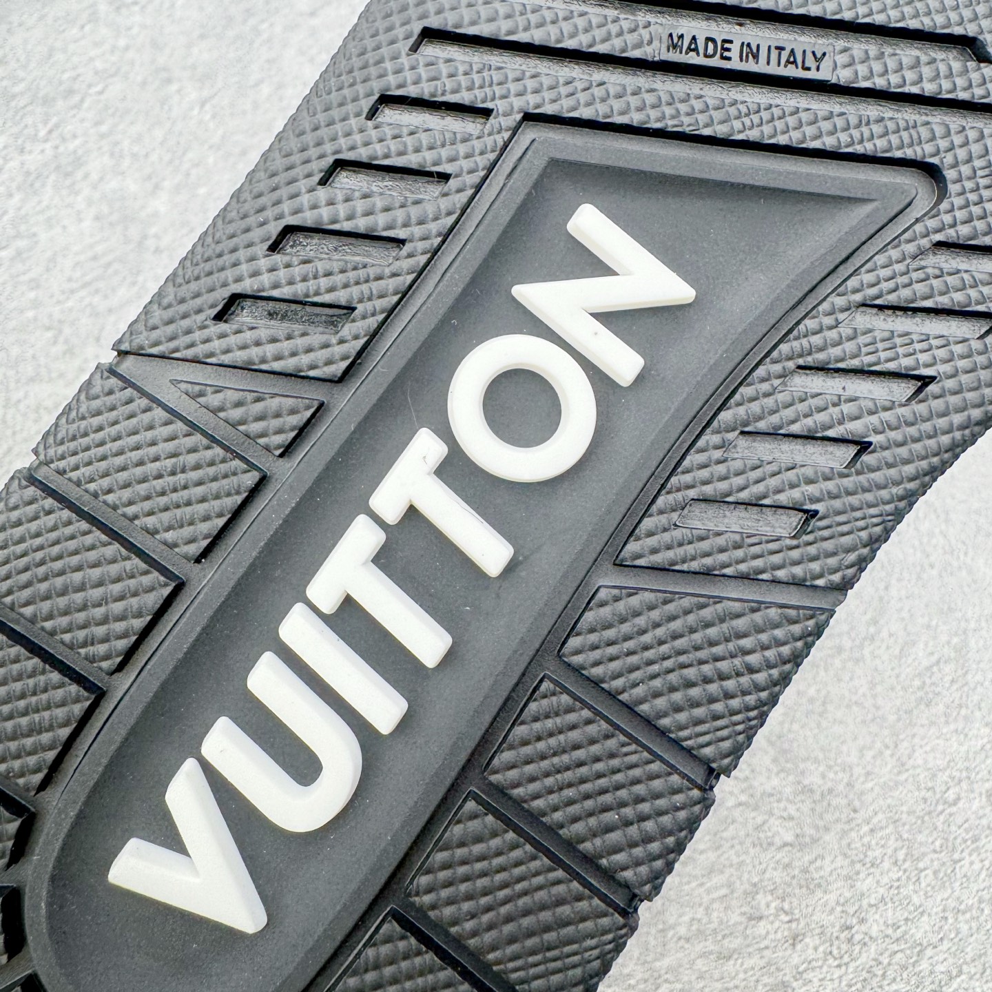 图片[19]-＃AL佛山性价比 Louis Vuitton Trainer lv时装走秀运动鞋板鞋 佛山全套纸板大底数据开发 广东标配礼盒包装配件 皮料有所替换 性价比批次 口碑实力大厂出品 出货即市场巅峰 全套原纸板楦头开发 原汁原味 完美呈现版型 原数据独家私模大底 超高清洁度 极限压缩成本 超级跑量款式 全套原楦原纸版原鞋开模 独家磨具开发男女鞋 全网最具灵魂的版型 正确原装黄色鞋盒 正确中底印花 鞋面印花3D高频深度立体 全鞋电脑针车 紧密相连 针距密度一致 环保乳胶注塑鞋垫 厚度脚感还原原版 皮面裁剪部位 统一油边封口工艺 原装橡胶大底含胶量大底组合零偏差 专柜全套包装 防尘袋 说明书 质保卡 尺码：36 37 38 39 40 41 42 43 44 45-选品中心