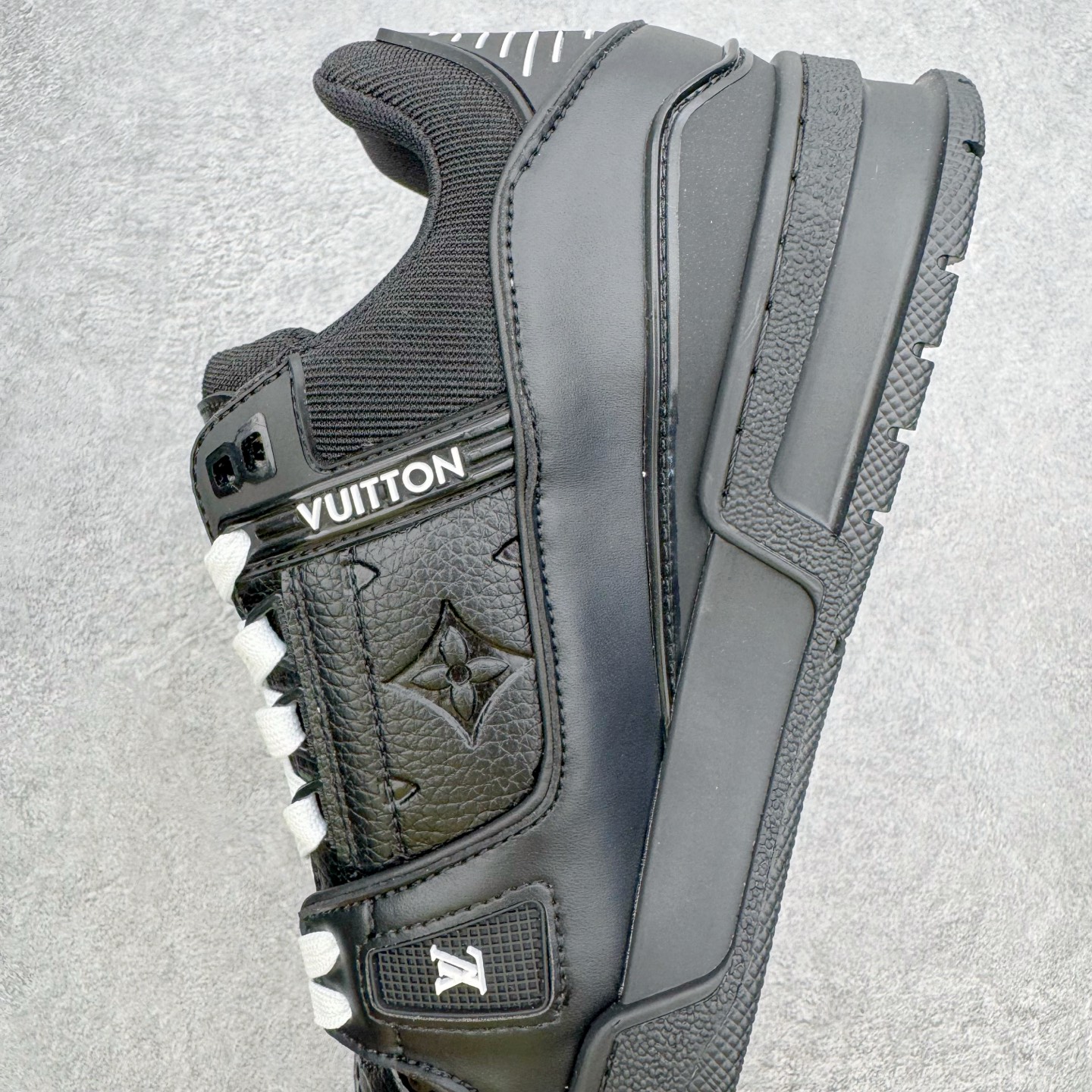图片[7]-＃AL佛山性价比 Louis Vuitton Trainer lv时装走秀运动鞋板鞋 佛山全套纸板大底数据开发 广东标配礼盒包装配件 皮料有所替换 性价比批次 口碑实力大厂出品 出货即市场巅峰 全套原纸板楦头开发 原汁原味 完美呈现版型 原数据独家私模大底 超高清洁度 极限压缩成本 超级跑量款式 全套原楦原纸版原鞋开模 独家磨具开发男女鞋 全网最具灵魂的版型 正确原装黄色鞋盒 正确中底印花 鞋面印花3D高频深度立体 全鞋电脑针车 紧密相连 针距密度一致 环保乳胶注塑鞋垫 厚度脚感还原原版 皮面裁剪部位 统一油边封口工艺 原装橡胶大底含胶量大底组合零偏差 专柜全套包装 防尘袋 说明书 质保卡 尺码：36 37 38 39 40 41 42 43 44 45-选品中心