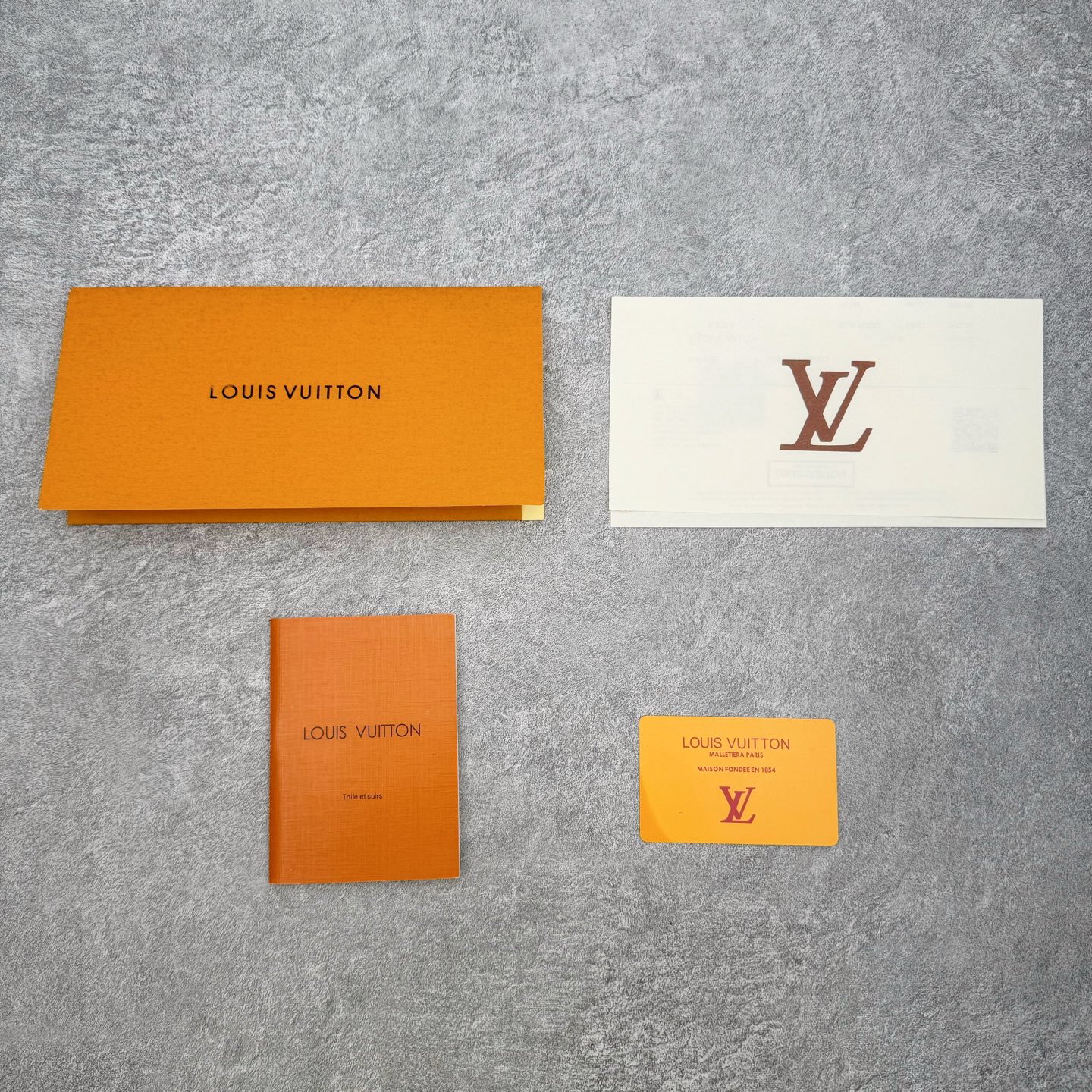 图片[21]-＃AL佛山性价比 Louis Vuitton Trainer lv时装走秀运动鞋板鞋 佛山全套纸板大底数据开发 广东标配礼盒包装配件 皮料有所替换 性价比批次 口碑实力大厂出品 出货即市场巅峰 全套原纸板楦头开发 原汁原味 完美呈现版型 原数据独家私模大底 超高清洁度 极限压缩成本 超级跑量款式 全套原楦原纸版原鞋开模 独家磨具开发男女鞋 全网最具灵魂的版型 正确原装黄色鞋盒 正确中底印花 鞋面印花3D高频深度立体 全鞋电脑针车 紧密相连 针距密度一致 环保乳胶注塑鞋垫 厚度脚感还原原版 皮面裁剪部位 统一油边封口工艺 原装橡胶大底含胶量大底组合零偏差 专柜全套包装 防尘袋 说明书 质保卡 尺码：36 37 38 39 40 41 42 43 44 45-选品中心