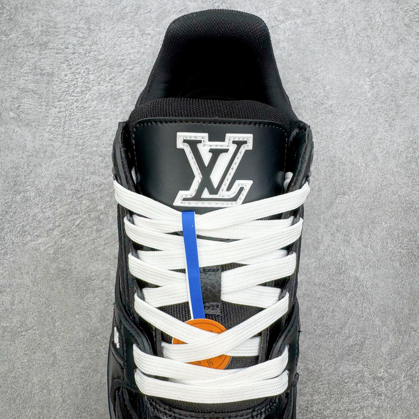 图片[5]-＃AL佛山性价比 Louis Vuitton Trainer lv时装走秀运动鞋板鞋 佛山全套纸板大底数据开发 广东标配礼盒包装配件 皮料有所替换 性价比批次 口碑实力大厂出品 出货即市场巅峰 全套原纸板楦头开发 原汁原味 完美呈现版型 原数据独家私模大底 超高清洁度 极限压缩成本 超级跑量款式 全套原楦原纸版原鞋开模 独家磨具开发男女鞋 全网最具灵魂的版型 正确原装黄色鞋盒 正确中底印花 鞋面印花3D高频深度立体 全鞋电脑针车 紧密相连 针距密度一致 环保乳胶注塑鞋垫 厚度脚感还原原版 皮面裁剪部位 统一油边封口工艺 原装橡胶大底含胶量大底组合零偏差 专柜全套包装 防尘袋 说明书 质保卡 尺码：36 37 38 39 40 41 42 43 44 45-选品中心