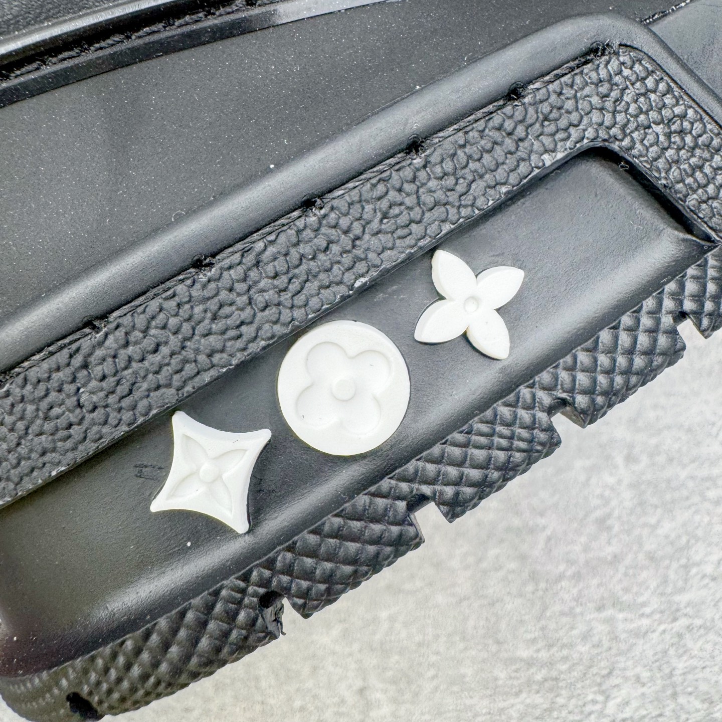 图片[18]-＃AL佛山性价比 Louis Vuitton Trainer lv时装走秀运动鞋板鞋 佛山全套纸板大底数据开发 广东标配礼盒包装配件 皮料有所替换 性价比批次 口碑实力大厂出品 出货即市场巅峰 全套原纸板楦头开发 原汁原味 完美呈现版型 原数据独家私模大底 超高清洁度 极限压缩成本 超级跑量款式 全套原楦原纸版原鞋开模 独家磨具开发男女鞋 全网最具灵魂的版型 正确原装黄色鞋盒 正确中底印花 鞋面印花3D高频深度立体 全鞋电脑针车 紧密相连 针距密度一致 环保乳胶注塑鞋垫 厚度脚感还原原版 皮面裁剪部位 统一油边封口工艺 原装橡胶大底含胶量大底组合零偏差 专柜全套包装 防尘袋 说明书 质保卡 尺码：36 37 38 39 40 41 42 43 44 45-选品中心