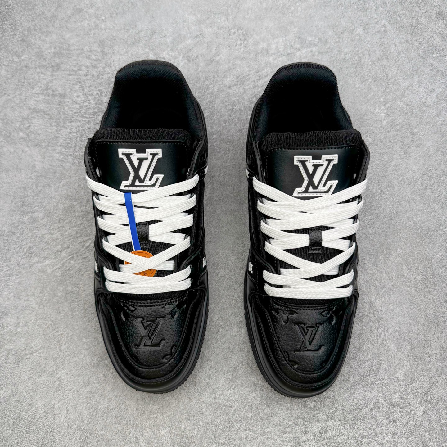 图片[2]-＃AL佛山性价比 Louis Vuitton Trainer lv时装走秀运动鞋板鞋 佛山全套纸板大底数据开发 广东标配礼盒包装配件 皮料有所替换 性价比批次 口碑实力大厂出品 出货即市场巅峰 全套原纸板楦头开发 原汁原味 完美呈现版型 原数据独家私模大底 超高清洁度 极限压缩成本 超级跑量款式 全套原楦原纸版原鞋开模 独家磨具开发男女鞋 全网最具灵魂的版型 正确原装黄色鞋盒 正确中底印花 鞋面印花3D高频深度立体 全鞋电脑针车 紧密相连 针距密度一致 环保乳胶注塑鞋垫 厚度脚感还原原版 皮面裁剪部位 统一油边封口工艺 原装橡胶大底含胶量大底组合零偏差 专柜全套包装 防尘袋 说明书 质保卡 尺码：36 37 38 39 40 41 42 43 44 45-选品中心