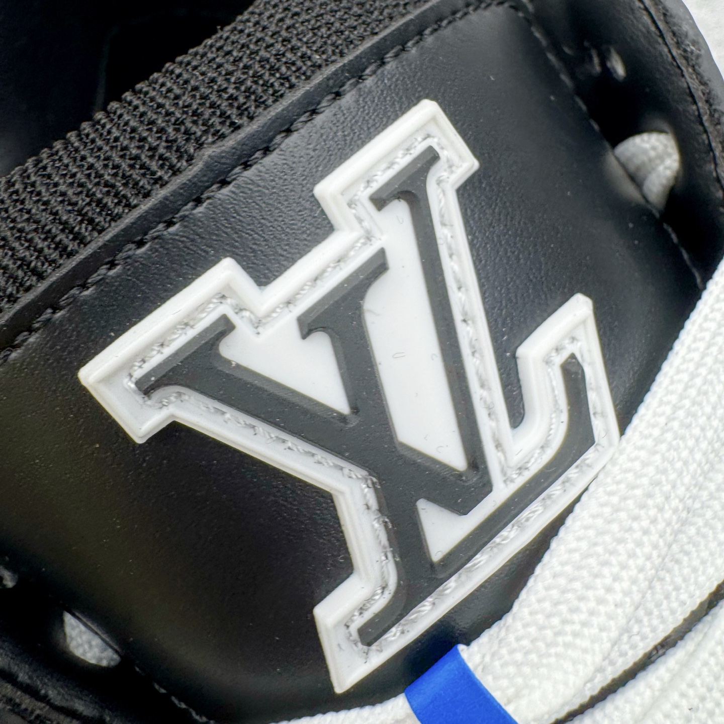 图片[13]-＃AL佛山性价比 Louis Vuitton Trainer lv时装走秀运动鞋板鞋 佛山全套纸板大底数据开发 广东标配礼盒包装配件 皮料有所替换 性价比批次 口碑实力大厂出品 出货即市场巅峰 全套原纸板楦头开发 原汁原味 完美呈现版型 原数据独家私模大底 超高清洁度 极限压缩成本 超级跑量款式 全套原楦原纸版原鞋开模 独家磨具开发男女鞋 全网最具灵魂的版型 正确原装黄色鞋盒 正确中底印花 鞋面印花3D高频深度立体 全鞋电脑针车 紧密相连 针距密度一致 环保乳胶注塑鞋垫 厚度脚感还原原版 皮面裁剪部位 统一油边封口工艺 原装橡胶大底含胶量大底组合零偏差 专柜全套包装 防尘袋 说明书 质保卡 尺码：36 37 38 39 40 41 42 43 44 45-选品中心
