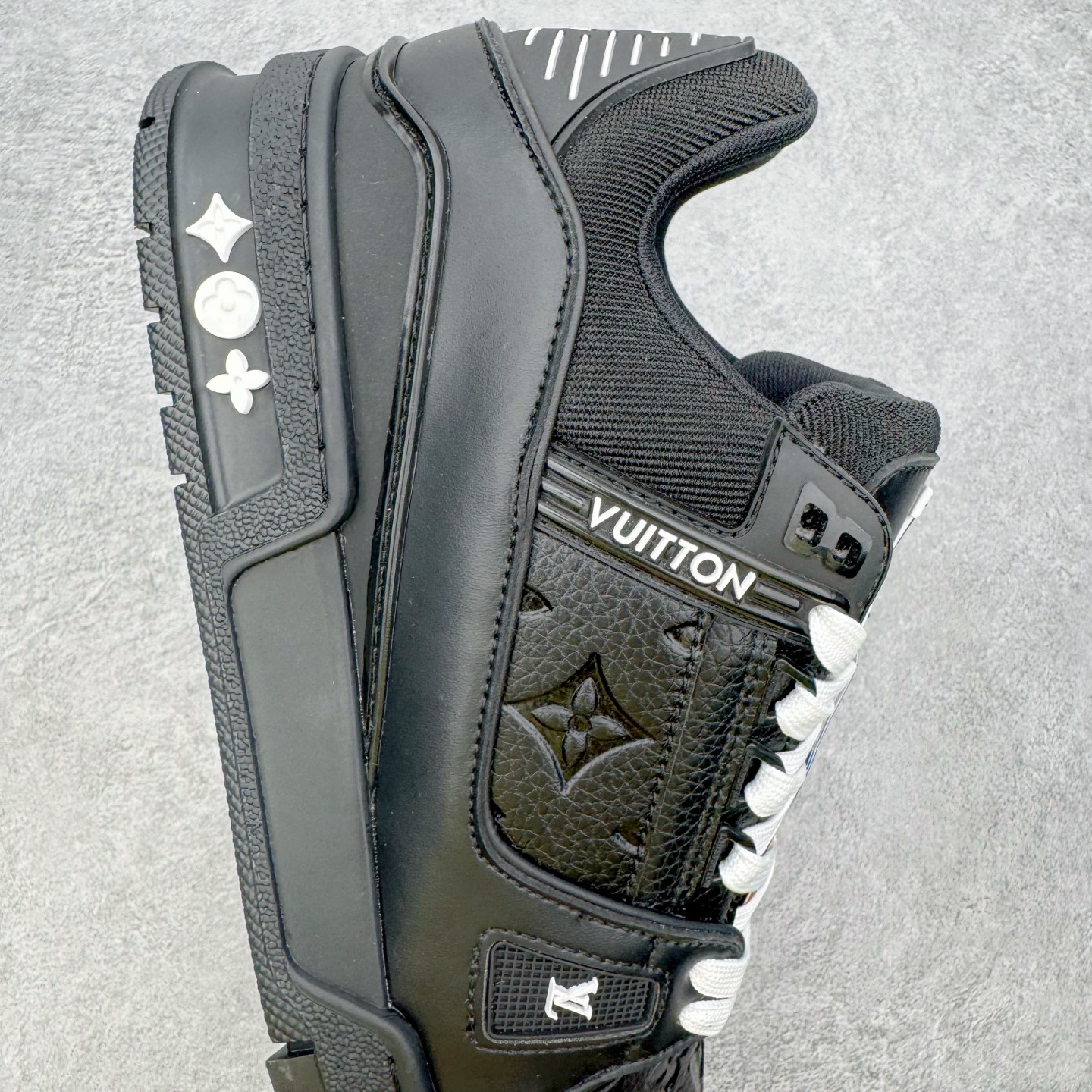 图片[6]-＃AL佛山性价比 Louis Vuitton Trainer lv时装走秀运动鞋板鞋 佛山全套纸板大底数据开发 广东标配礼盒包装配件 皮料有所替换 性价比批次 口碑实力大厂出品 出货即市场巅峰 全套原纸板楦头开发 原汁原味 完美呈现版型 原数据独家私模大底 超高清洁度 极限压缩成本 超级跑量款式 全套原楦原纸版原鞋开模 独家磨具开发男女鞋 全网最具灵魂的版型 正确原装黄色鞋盒 正确中底印花 鞋面印花3D高频深度立体 全鞋电脑针车 紧密相连 针距密度一致 环保乳胶注塑鞋垫 厚度脚感还原原版 皮面裁剪部位 统一油边封口工艺 原装橡胶大底含胶量大底组合零偏差 专柜全套包装 防尘袋 说明书 质保卡 尺码：36 37 38 39 40 41 42 43 44 45-选品中心