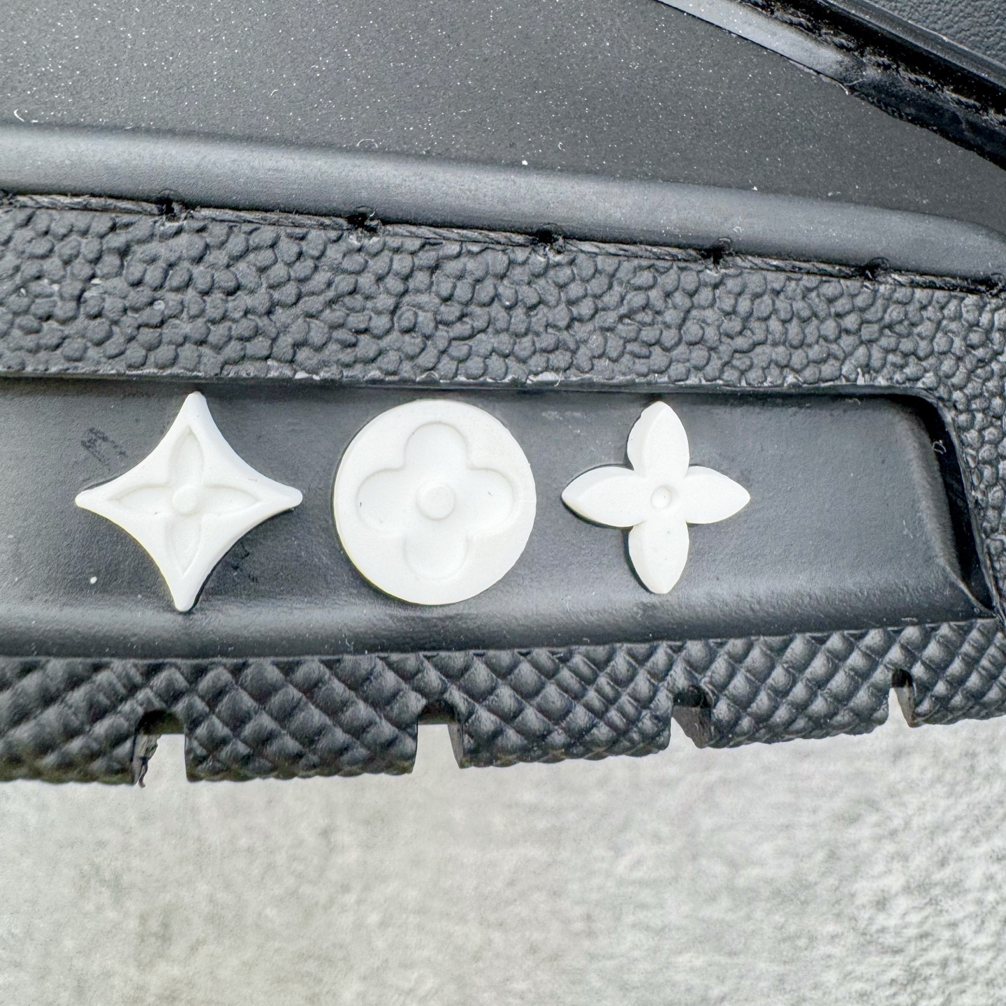 图片[12]-＃AL佛山性价比 Louis Vuitton Trainer lv时装走秀运动鞋板鞋 佛山全套纸板大底数据开发 广东标配礼盒包装配件 皮料有所替换 性价比批次 口碑实力大厂出品 出货即市场巅峰 全套原纸板楦头开发 原汁原味 完美呈现版型 原数据独家私模大底 超高清洁度 极限压缩成本 超级跑量款式 全套原楦原纸版原鞋开模 独家磨具开发男女鞋 全网最具灵魂的版型 正确原装黄色鞋盒 正确中底印花 鞋面印花3D高频深度立体 全鞋电脑针车 紧密相连 针距密度一致 环保乳胶注塑鞋垫 厚度脚感还原原版 皮面裁剪部位 统一油边封口工艺 原装橡胶大底含胶量大底组合零偏差 专柜全套包装 防尘袋 说明书 质保卡 尺码：36 37 38 39 40 41 42 43 44 45-选品中心