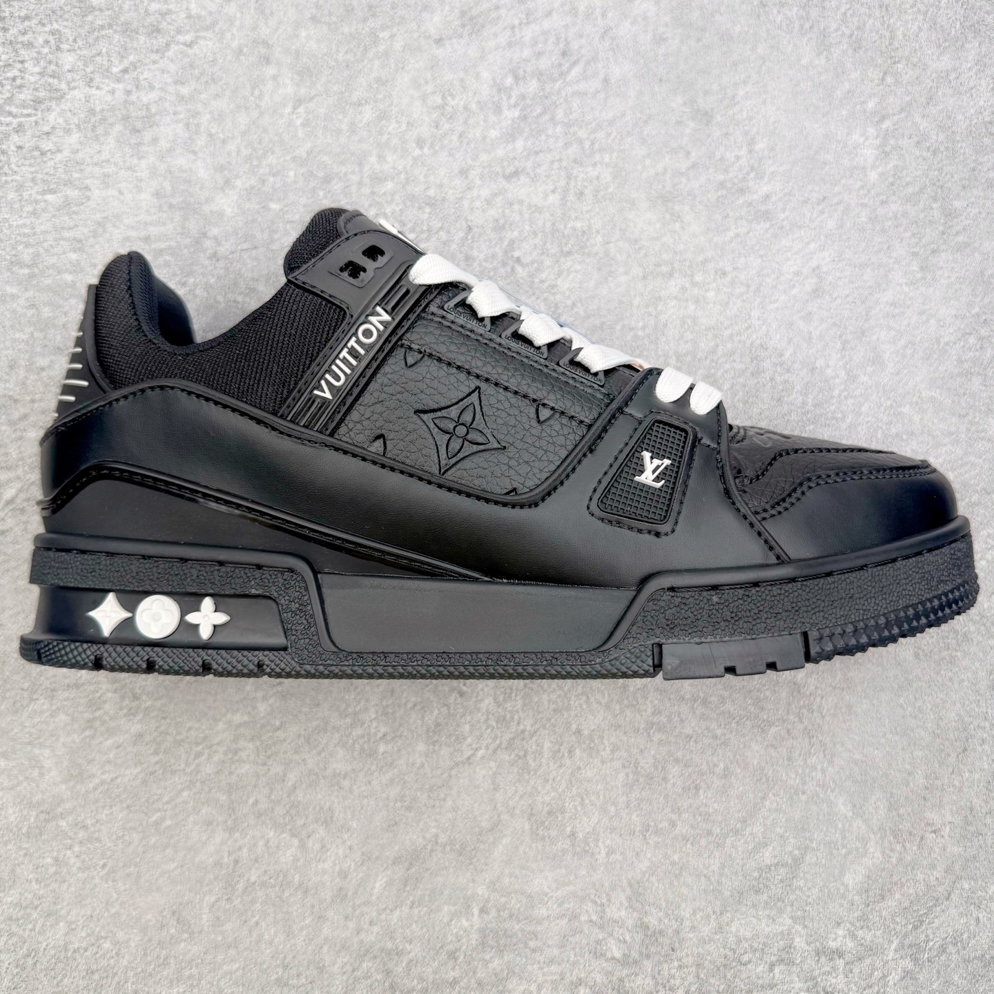 ＃AL佛山性价比 Louis Vuitton Trainer lv时装走秀运动鞋板鞋 佛山全套纸板大底数据开发 广东标配礼盒包装配件 皮料有所替换 性价比批次 口碑实力大厂出品 出货即市场巅峰 全套原纸板楦头开发 原汁原味 完美呈现版型 原数据独家私模大底 超高清洁度 极限压缩成本 超级跑量款式 全套原楦原纸版原鞋开模 独家磨具开发男女鞋 全网最具灵魂的版型 正确原装黄色鞋盒 正确中底印花 鞋面印花3D高频深度立体 全鞋电脑针车 紧密相连 针距密度一致 环保乳胶注塑鞋垫 厚度脚感还原原版 皮面裁剪部位 统一油边封口工艺 原装橡胶大底含胶量大底组合零偏差 专柜全套包装 防尘袋 说明书 质保卡 尺码：36 37 38 39 40 41 42 43 44 45-选品中心