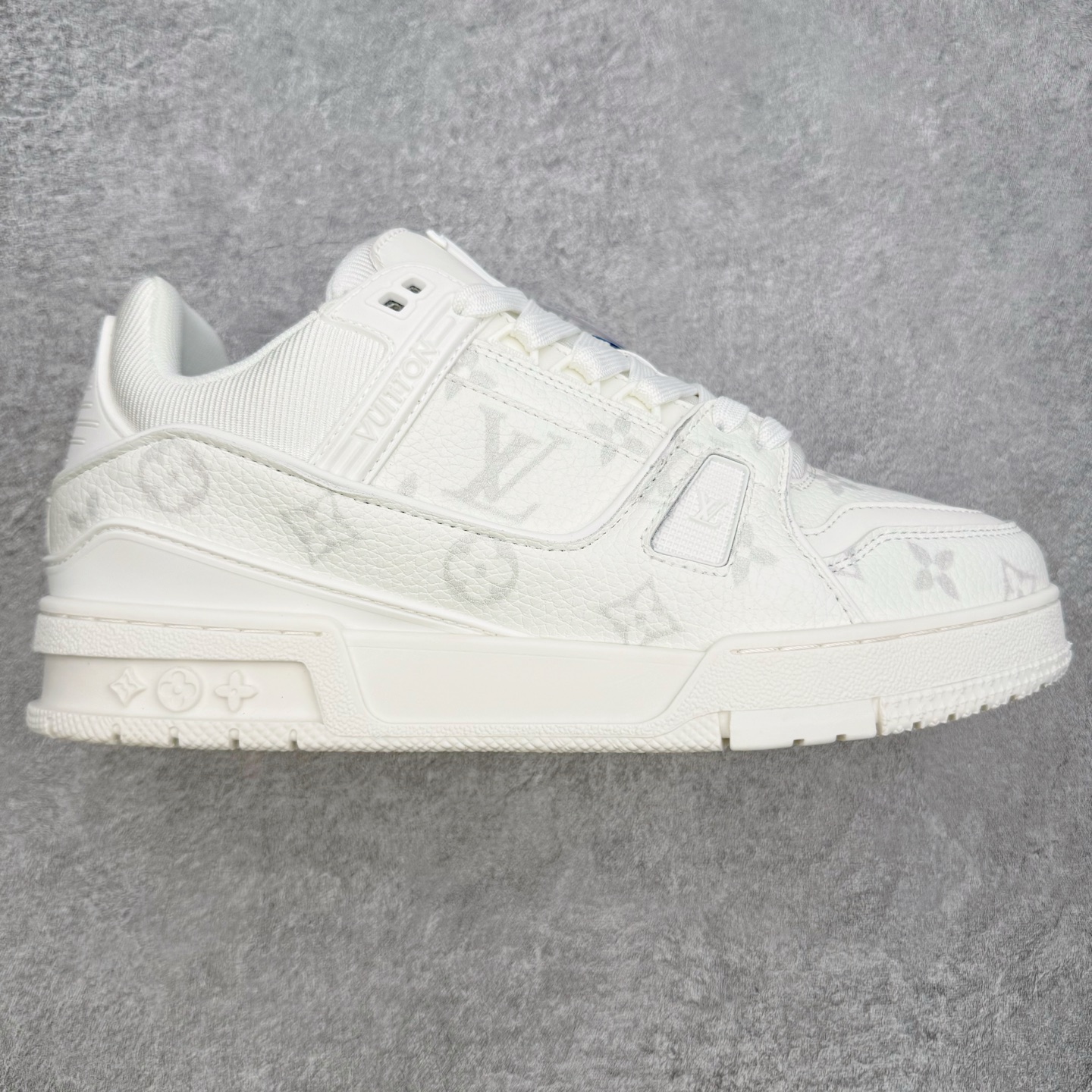 ＃AL佛山性价比 Louis Vuitton Trainer lv时装走秀运动鞋板鞋 佛山全套纸板大底数据开发 广东标配礼盒包装配件 皮料有所替换 性价比批次 口碑实力大厂出品 出货即市场巅峰 全套原纸板楦头开发 原汁原味 完美呈现版型 原数据独家私模大底 超高清洁度 极限压缩成本 超级跑量款式 全套原楦原纸版原鞋开模 独家磨具开发男女鞋 全网最具灵魂的版型 正确原装黄色鞋盒 正确中底印花 鞋面印花3D高频深度立体 全鞋电脑针车 紧密相连 针距密度一致 环保乳胶注塑鞋垫 厚度脚感还原原版 皮面裁剪部位 统一油边封口工艺 原装橡胶大底含胶量大底组合零偏差 专柜全套包装 防尘袋 说明书 质保卡 尺码：36 37 38 39 40 41 42 43 44 45-选品中心