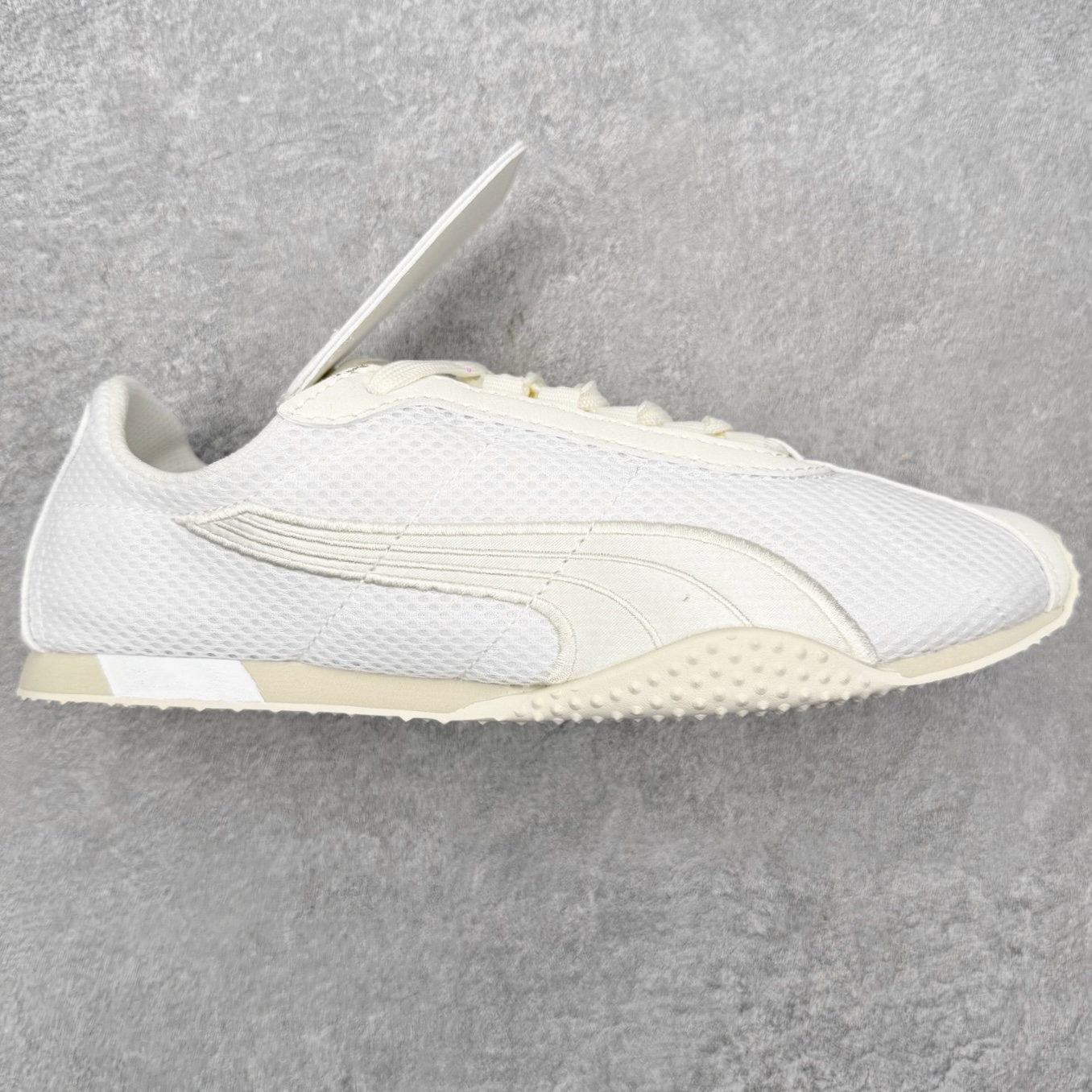 ＃TG特价福利 PUMA Speedca OG 彪马极速赛车系列低帮德训风拼接复古百搭休闲运动赛车鞋 鞋款从80、90年代赛车手所穿的防火赛车鞋为原型，鞋身线条模仿了赛车的流线廓形，体现了空气动力学原理的结构。简约流畅的外观，恰好又和贯穿其中的Formstrip Logo融合恰到好处，视觉上细节丰富且协调。本次Speedcat OG鞋款归来，最大看点自然式保留了窄版鞋型以及薄底构造。这两年各品牌鞋底越做越厚，Speedcat反其道而行之，上脚几乎无鞋底的效果带来耳目一新的视觉体验。鞋面依旧是以质感细腻的麂皮材质打造，并且大面积近乎全包裹的使用，复古味道也愈发浓烈。配色上更是将最原始的黑色和红色带回，向F1赛车队的标志性队服致敬。相信让各位一眼种草的更多是出挑的大红色，上脚即可瞬间点亮整体造型，在以球鞋为核心的OOTD中脱颖而出。而另一款黑色则是低调的万金油，彰显新潮个性的同时又不喧宾夺主，也是热爱简约系穿搭朋友的首选。 尺码：35.5 36 37 37.5 38 38.5 39 40 40.5 41 42 42.5 43 44 44.5 45-选品中心