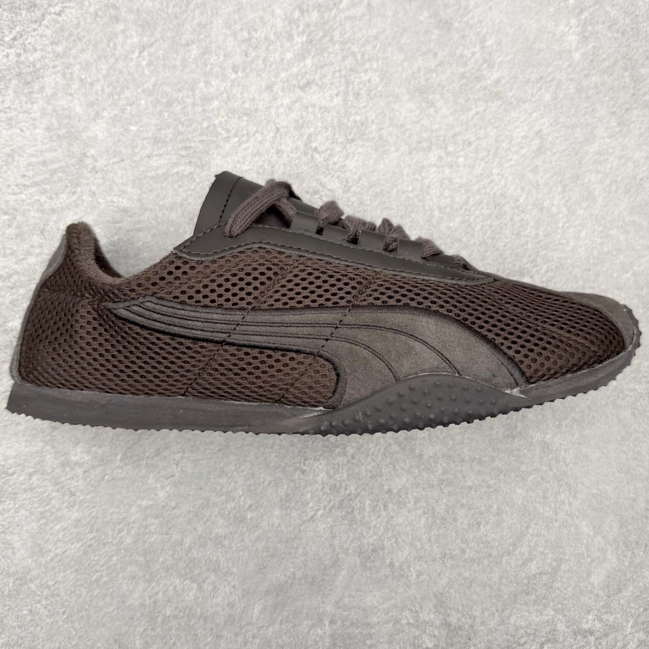 ＃TG特价福利 PUMA Speedca OG 彪马极速赛车系列低帮德训风拼接复古百搭休闲运动赛车鞋 鞋款从80、90年代赛车手所穿的防火赛车鞋为原型，鞋身线条模仿了赛车的流线廓形，体现了空气动力学原理的结构。简约流畅的外观，恰好又和贯穿其中的Formstrip Logo融合恰到好处，视觉上细节丰富且协调。本次Speedcat OG鞋款归来，最大看点自然式保留了窄版鞋型以及薄底构造。这两年各品牌鞋底越做越厚，Speedcat反其道而行之，上脚几乎无鞋底的效果带来耳目一新的视觉体验。鞋面依旧是以质感细腻的麂皮材质打造，并且大面积近乎全包裹的使用，复古味道也愈发浓烈。配色上更是将最原始的黑色和红色带回，向F1赛车队的标志性队服致敬。相信让各位一眼种草的更多是出挑的大红色，上脚即可瞬间点亮整体造型，在以球鞋为核心的OOTD中脱颖而出。而另一款黑色则是低调的万金油，彰显新潮个性的同时又不喧宾夺主，也是热爱简约系穿搭朋友的首选。 尺码：35.5 36 37 37.5 38 38.5 39 40 40.5 41 42 42.5 43 44 44.5 45-选品中心