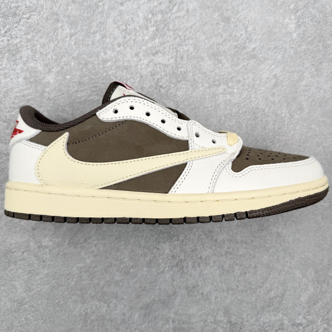 ＃FQ纯原福利 Travis Scott x Fragment x Air Jordan AJ1 Low OG SP 联名倒钩低帮系列 全套原纸板楦头开发 确保原汁原味 完美呈现倒钩版型 原档案转印油墨一体 东莞原厂磨具大底 一码一磨具拒绝假半码 绝不口嗨 细节品控鞋型随意秒杀市面3XX 4XX 原盒原配 外盒透明胶套 内侧字体 工整带凹凸感 原厂拉帮工艺 针距密度一致 后跟弧度收口自然不对折 极致一眼正品既视感 进口玻璃冲刀皮料裁剪零毛边 承诺百分百一致原鞋 全鞋电脑针车工艺 进口港宝加持 后跟自然饱满 全鞋荧光划线卡点 追求极致完美 每一双都是工艺品 多重QC质检 超越公司货的品控标准 实实在在的免检产品 尺码：35.5 36 36.5 37.5 38 38.5 39 40 40.5 41 42 42.5 43 44 44.5 45 46 47.5-选品中心