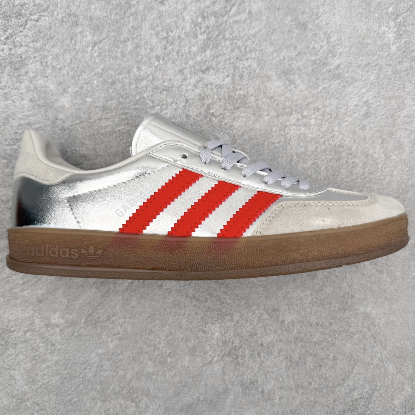 AD Gazelle Indoor Trainers 羚羊内训系列低帮复古百搭休闲运动德训风板鞋 JR2