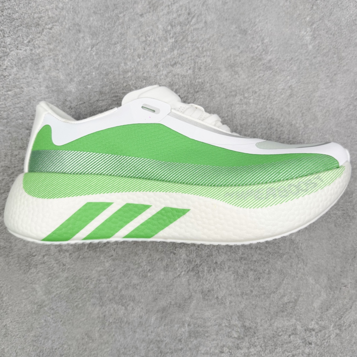 AD Hyperboost Edge 爆米花缓震舒适贴合跑步鞋 在 BOOST 之前冠以了 “HYPER