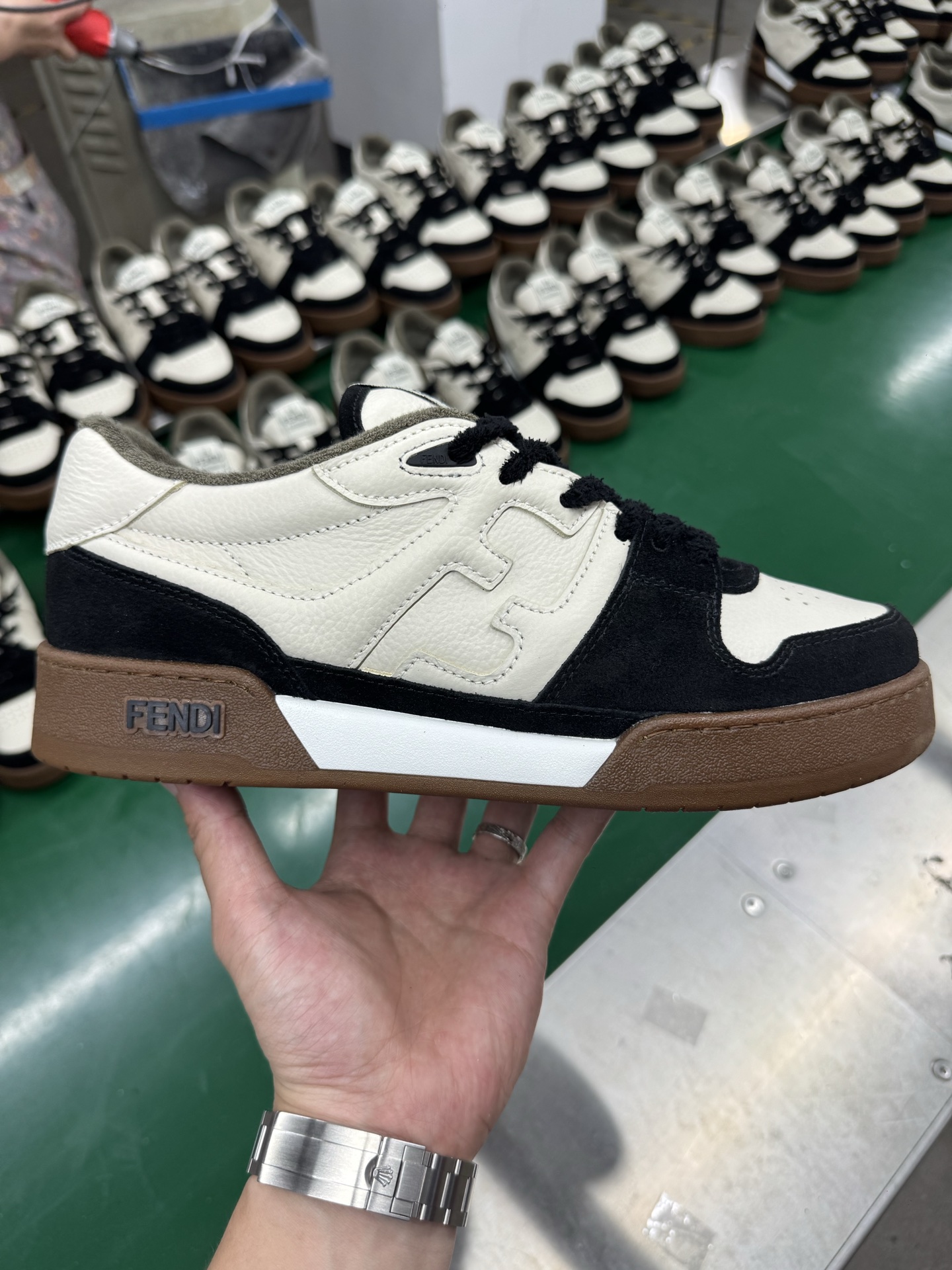＃LJ渠道版 FENDI Match sneaters 芬迪皮革低帮时尚运动板鞋 独家零售特供 全身20几个细节点全部做到一致还原 吊打市面所有版本 独家原装套装配件官方同源 渠道原装订单 全套专柜包装物及配件 原版购入 高工艺无缝细空胶技术 贴楦误差0.05mm 鞋底采用固特异内外锁死工艺 最大限度弯折永不开胶 原鞋一致效果环保无味 鞋面采用麂皮和皮革拼接组合 logo内里采用毛巾绒里 上脚超级柔软 轻便 舒适搭配卫衣 尺码：36 36.5 37 38 38.5 39 40 40.5 41 42 42.5 43 44 44.5 45-选品中心
