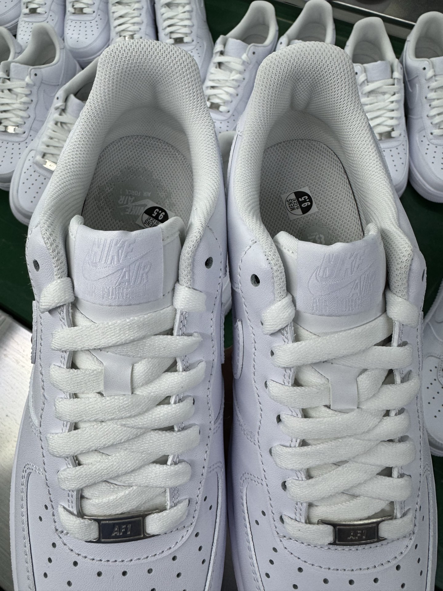 图片[9]-＃G版纯原 注意价格下调 全网最强性价比 NK Air Force 1 Low \’07 空军一号低帮经典板鞋 2025新版 纯白 CW2288-111 独家私模2025全新鱼鳞纹大底 咬花纹路更加清晰 全新排版鞋头倒置五角星 五角星对比旧版老版本 间距放大 星星缩小 全套官方原配件 防尘布袋 全鞋电脑针车 工整有序 视觉效果满分 原厂拉帮手法 标准四线 密度针距针孔大小控制到位 原装反口里网布海绵 正确卡色网眼大小 新版鞋撑改用纸团代替 原厂港宝加持完美还原灵魂版型 从里到外百分百还原 内置Sole气垫 中底白色背胶 已经无限的接近公司 原厂楦头 原厂刺绣 后跟弧度完美 独家私模最大开发到48.5 尺码：35.5 36 36.5 37.5 38 38.5 39 40 40.5 41 42 42.5 43 44 44.5 45 46 47.5 48.5-选品中心