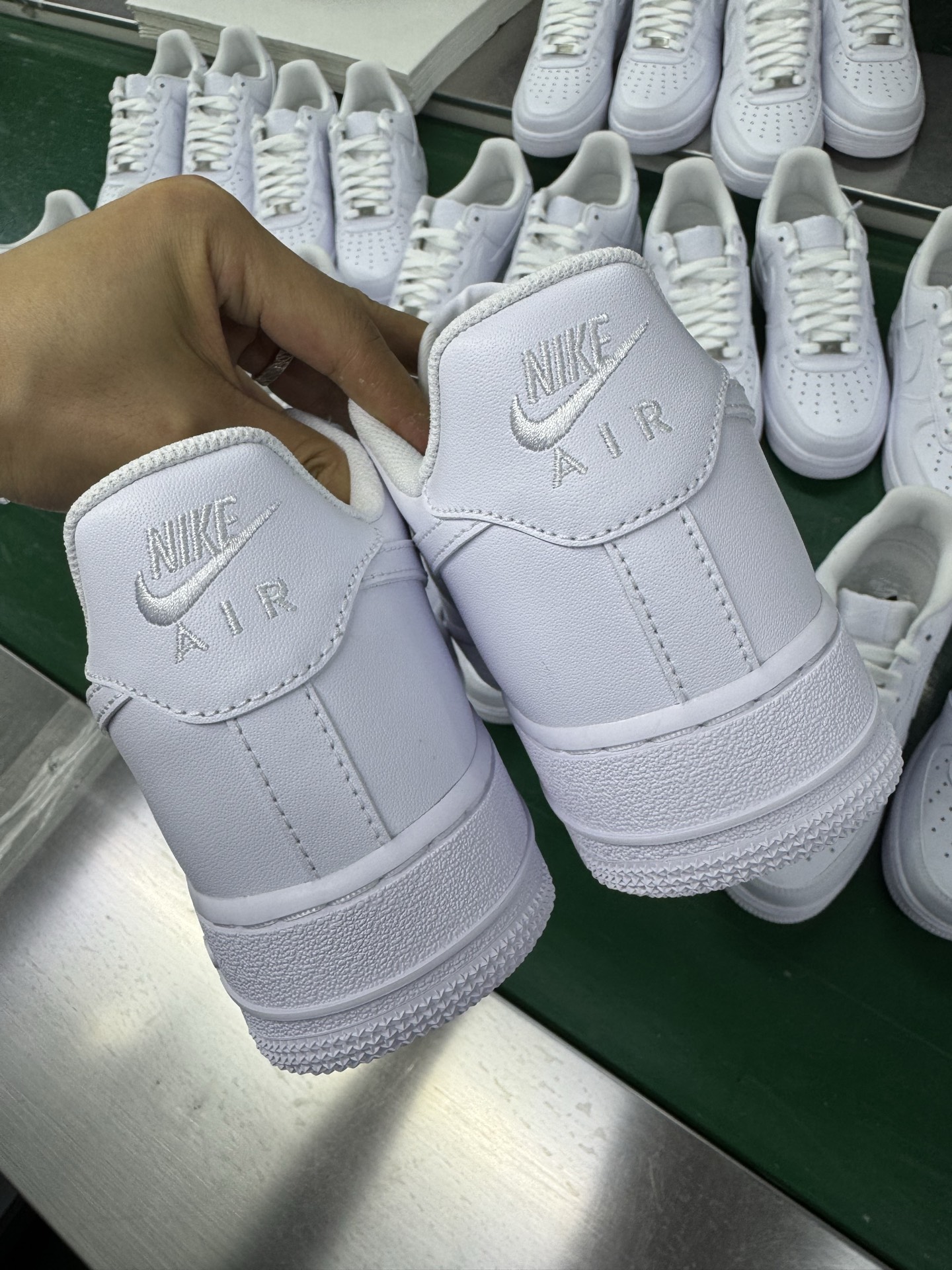 图片[6]-＃G版纯原 注意价格下调 全网最强性价比 NK Air Force 1 Low \’07 空军一号低帮经典板鞋 2025新版 纯白 CW2288-111 独家私模2025全新鱼鳞纹大底 咬花纹路更加清晰 全新排版鞋头倒置五角星 五角星对比旧版老版本 间距放大 星星缩小 全套官方原配件 防尘布袋 全鞋电脑针车 工整有序 视觉效果满分 原厂拉帮手法 标准四线 密度针距针孔大小控制到位 原装反口里网布海绵 正确卡色网眼大小 新版鞋撑改用纸团代替 原厂港宝加持完美还原灵魂版型 从里到外百分百还原 内置Sole气垫 中底白色背胶 已经无限的接近公司 原厂楦头 原厂刺绣 后跟弧度完美 独家私模最大开发到48.5 尺码：35.5 36 36.5 37.5 38 38.5 39 40 40.5 41 42 42.5 43 44 44.5 45 46 47.5 48.5-选品中心