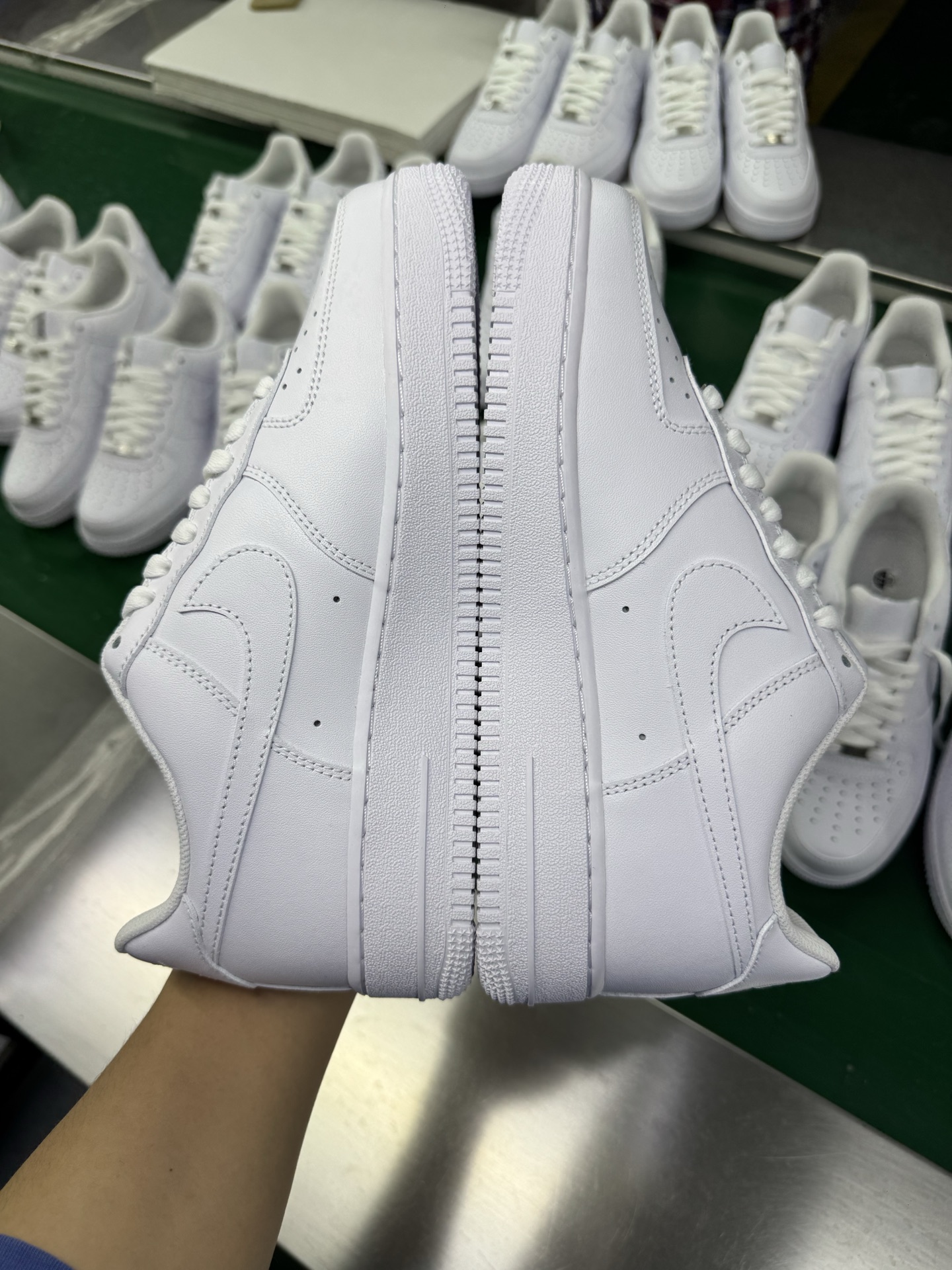 图片[5]-＃G版纯原 注意价格下调 全网最强性价比 NK Air Force 1 Low \’07 空军一号低帮经典板鞋 2025新版 纯白 CW2288-111 独家私模2025全新鱼鳞纹大底 咬花纹路更加清晰 全新排版鞋头倒置五角星 五角星对比旧版老版本 间距放大 星星缩小 全套官方原配件 防尘布袋 全鞋电脑针车 工整有序 视觉效果满分 原厂拉帮手法 标准四线 密度针距针孔大小控制到位 原装反口里网布海绵 正确卡色网眼大小 新版鞋撑改用纸团代替 原厂港宝加持完美还原灵魂版型 从里到外百分百还原 内置Sole气垫 中底白色背胶 已经无限的接近公司 原厂楦头 原厂刺绣 后跟弧度完美 独家私模最大开发到48.5 尺码：35.5 36 36.5 37.5 38 38.5 39 40 40.5 41 42 42.5 43 44 44.5 45 46 47.5 48.5-选品中心