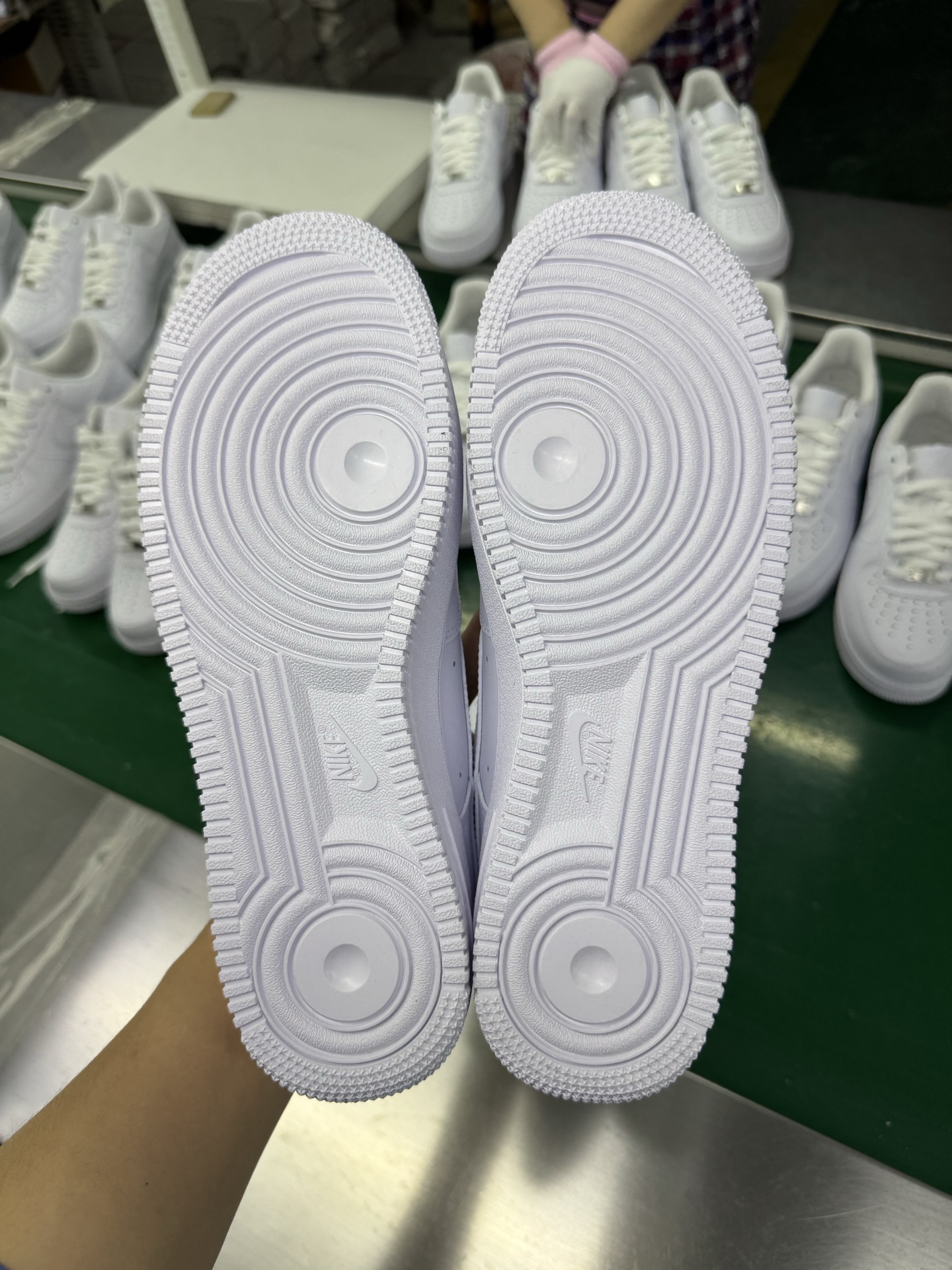 图片[7]-＃G版纯原 注意价格下调 全网最强性价比 NK Air Force 1 Low \’07 空军一号低帮经典板鞋 2025新版 纯白 CW2288-111 独家私模2025全新鱼鳞纹大底 咬花纹路更加清晰 全新排版鞋头倒置五角星 五角星对比旧版老版本 间距放大 星星缩小 全套官方原配件 防尘布袋 全鞋电脑针车 工整有序 视觉效果满分 原厂拉帮手法 标准四线 密度针距针孔大小控制到位 原装反口里网布海绵 正确卡色网眼大小 新版鞋撑改用纸团代替 原厂港宝加持完美还原灵魂版型 从里到外百分百还原 内置Sole气垫 中底白色背胶 已经无限的接近公司 原厂楦头 原厂刺绣 后跟弧度完美 独家私模最大开发到48.5 尺码：35.5 36 36.5 37.5 38 38.5 39 40 40.5 41 42 42.5 43 44 44.5 45 46 47.5 48.5-选品中心
