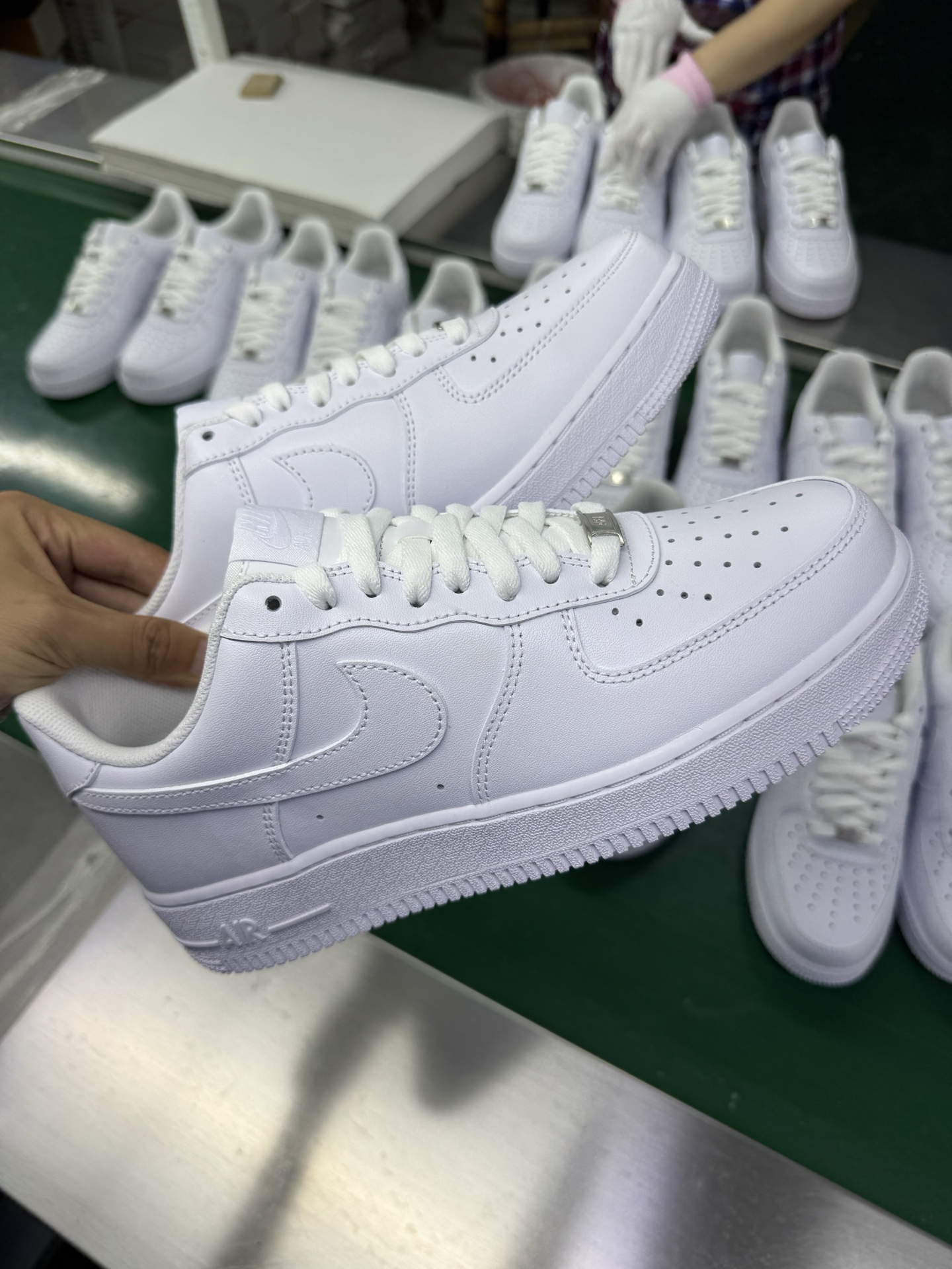 图片[3]-＃G版纯原 注意价格下调 全网最强性价比 NK Air Force 1 Low \’07 空军一号低帮经典板鞋 2025新版 纯白 CW2288-111 独家私模2025全新鱼鳞纹大底 咬花纹路更加清晰 全新排版鞋头倒置五角星 五角星对比旧版老版本 间距放大 星星缩小 全套官方原配件 防尘布袋 全鞋电脑针车 工整有序 视觉效果满分 原厂拉帮手法 标准四线 密度针距针孔大小控制到位 原装反口里网布海绵 正确卡色网眼大小 新版鞋撑改用纸团代替 原厂港宝加持完美还原灵魂版型 从里到外百分百还原 内置Sole气垫 中底白色背胶 已经无限的接近公司 原厂楦头 原厂刺绣 后跟弧度完美 独家私模最大开发到48.5 尺码：35.5 36 36.5 37.5 38 38.5 39 40 40.5 41 42 42.5 43 44 44.5 45 46 47.5 48.5-选品中心