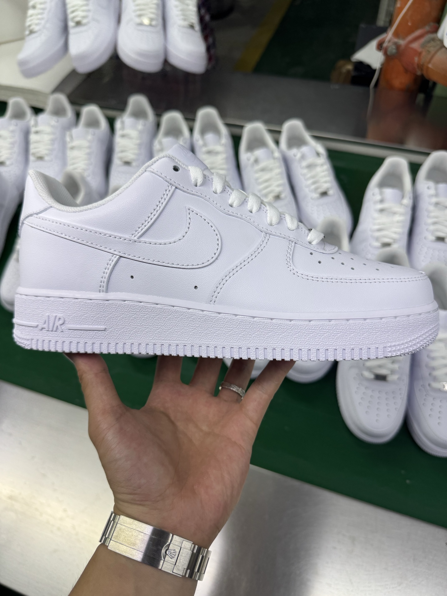 ＃G版纯原 注意价格下调 全网最强性价比 NK Air Force 1 Low \'07 空军一号低帮经典板鞋 2025新版 纯白 CW2288-111 独家私模2025全新鱼鳞纹大底 咬花纹路更加清晰 全新排版鞋头倒置五角星 五角星对比旧版老版本 间距放大 星星缩小 全套官方原配件 防尘布袋 全鞋电脑针车 工整有序 视觉效果满分 原厂拉帮手法 标准四线 密度针距针孔大小控制到位 原装反口里网布海绵 正确卡色网眼大小 新版鞋撑改用纸团代替 原厂港宝加持完美还原灵魂版型 从里到外百分百还原 内置Sole气垫 中底白色背胶 已经无限的接近公司 原厂楦头 原厂刺绣 后跟弧度完美 独家私模最大开发到48.5 尺码：35.5 36 36.5 37.5 38 38.5 39 40 40.5 41 42 42.5 43 44 44.5 45 46 47.5 48.5-选品中心