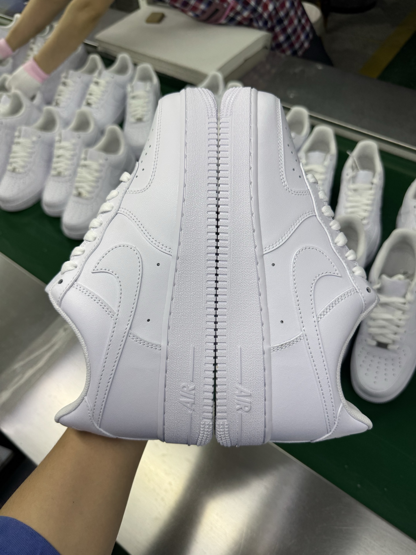 图片[4]-＃G版纯原 注意价格下调 全网最强性价比 NK Air Force 1 Low \’07 空军一号低帮经典板鞋 2025新版 纯白 CW2288-111 独家私模2025全新鱼鳞纹大底 咬花纹路更加清晰 全新排版鞋头倒置五角星 五角星对比旧版老版本 间距放大 星星缩小 全套官方原配件 防尘布袋 全鞋电脑针车 工整有序 视觉效果满分 原厂拉帮手法 标准四线 密度针距针孔大小控制到位 原装反口里网布海绵 正确卡色网眼大小 新版鞋撑改用纸团代替 原厂港宝加持完美还原灵魂版型 从里到外百分百还原 内置Sole气垫 中底白色背胶 已经无限的接近公司 原厂楦头 原厂刺绣 后跟弧度完美 独家私模最大开发到48.5 尺码：35.5 36 36.5 37.5 38 38.5 39 40 40.5 41 42 42.5 43 44 44.5 45 46 47.5 48.5-选品中心