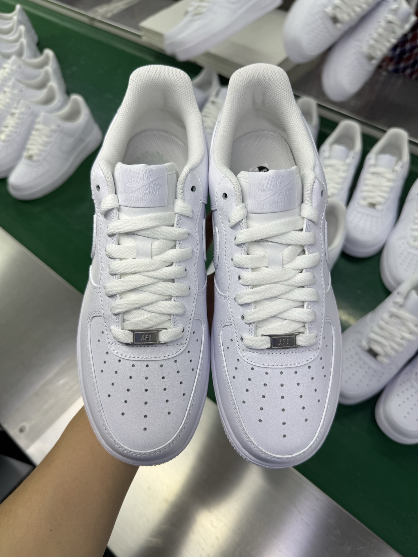 图片[2]-＃G版纯原 注意价格下调 全网最强性价比 NK Air Force 1 Low \’07 空军一号低帮经典板鞋 2025新版 纯白 CW2288-111 独家私模2025全新鱼鳞纹大底 咬花纹路更加清晰 全新排版鞋头倒置五角星 五角星对比旧版老版本 间距放大 星星缩小 全套官方原配件 防尘布袋 全鞋电脑针车 工整有序 视觉效果满分 原厂拉帮手法 标准四线 密度针距针孔大小控制到位 原装反口里网布海绵 正确卡色网眼大小 新版鞋撑改用纸团代替 原厂港宝加持完美还原灵魂版型 从里到外百分百还原 内置Sole气垫 中底白色背胶 已经无限的接近公司 原厂楦头 原厂刺绣 后跟弧度完美 独家私模最大开发到48.5 尺码：35.5 36 36.5 37.5 38 38.5 39 40 40.5 41 42 42.5 43 44 44.5 45 46 47.5 48.5-选品中心