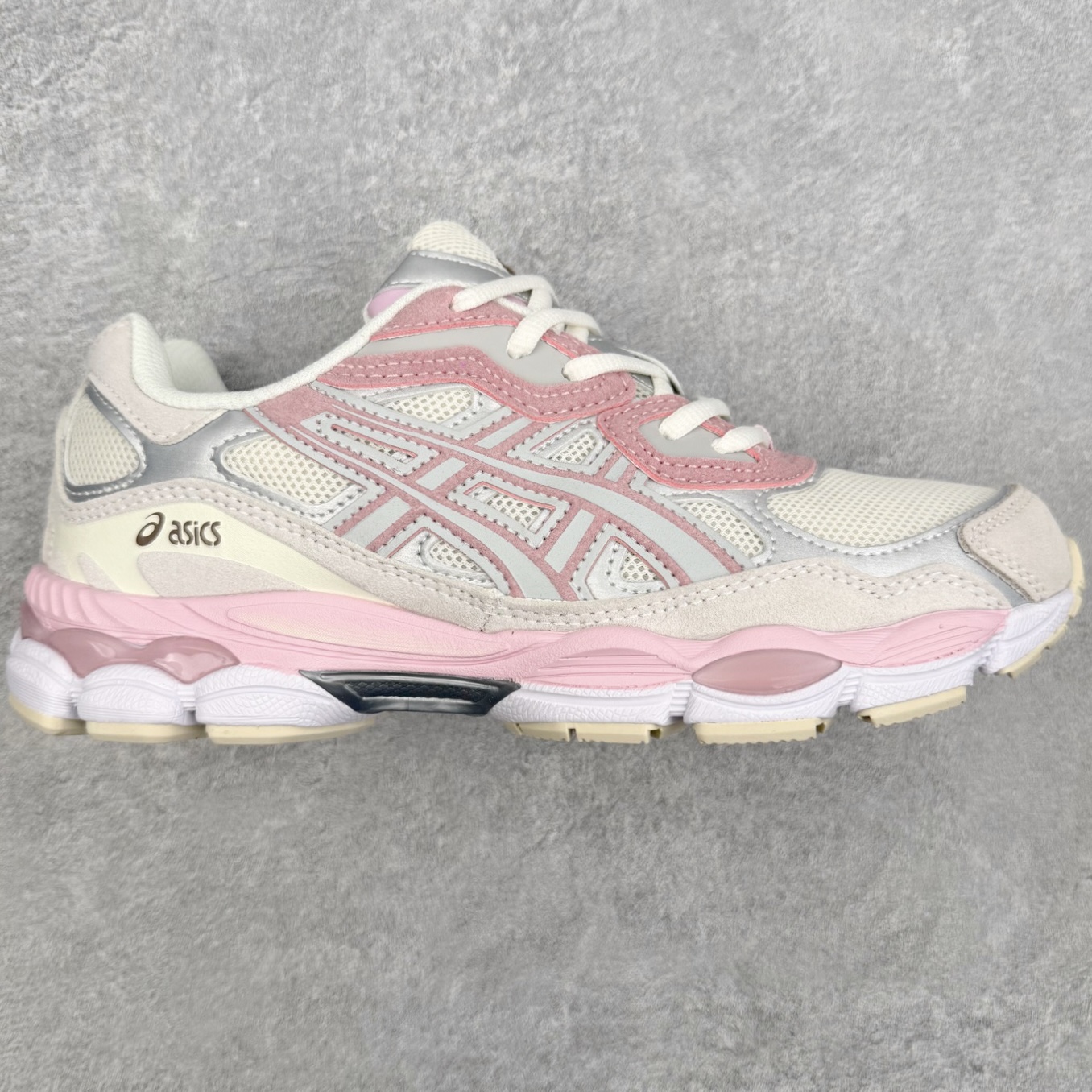 ＃XN Asics GEL-NYC 亚瑟士防滑耐磨透气低帮复古运动休闲运动鞋 欧美外贸特供批次 全网最全系列配色 致敬千禧跑鞋黄金年代，从品牌档案库中汲取灵感，将GEL‑NIMBUS 3、GEL‑MC PLUS V、GEL‑CUMULUS 16三大传奇鞋款精髓融于一体 以现代设计语言重构复古轮廓，打造兼具潮流颜值与专业脚感的都市休闲鞋款，为街头注入经典运动基因。经典鞋面：以2000年初GEL‑NIMBUS 3为原型，融合GEL‑MC PLUS V的层次结构，网眼、合成革、牛剖层皮革多元材质拼接，质感丰富，复古氛围拉满。层次线条：鞋身立体线条与经典虎爪纹，还原年代跑鞋设计精髓，低饱和配色简约高级，适配各种穿搭风格。细节质感：鞋舌刺绣LOGO、后跟定型包裹、透气网眼结构，兼顾颜值与实用性。核心科技 GEL缓震胶：前后掌搭载ASICS标志性GEL缓震科技，高效吸收地面冲击，行走慢跑柔软回弹，久穿不累。尺码：36 37 37.5 38 39 39.5 40 40.5 41.5 42 42.5 43.5 44 44.5 45 46.5 47.5-选品中心