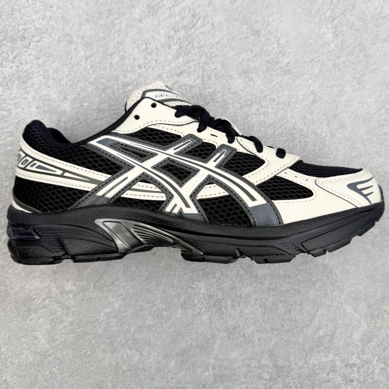 ＃XN Asics Gel-1130 亚瑟士系列低帮复古休闲运动慢跑鞋 整双鞋在鞋面部分选用网眼布与皮革相互连接，在鞋面银色金属质感的线条中，ASICS 品牌标志性的虎爪 Logo 出现在鞋身侧面，既展现出复古美感，又加深了整双鞋的层次感。搭载着 Ortholite 鞋垫，之后再辅以 GEL 缓震胶中底和耐磨大底，在提升上脚舒适性的同时，在缓震脚感以及耐磨抓地力方面也能满足日常运动需求。尺码：36 37 37.5 38 39.5 40 40.5 41.5 42 42.5 43.5 44 45-选品中心