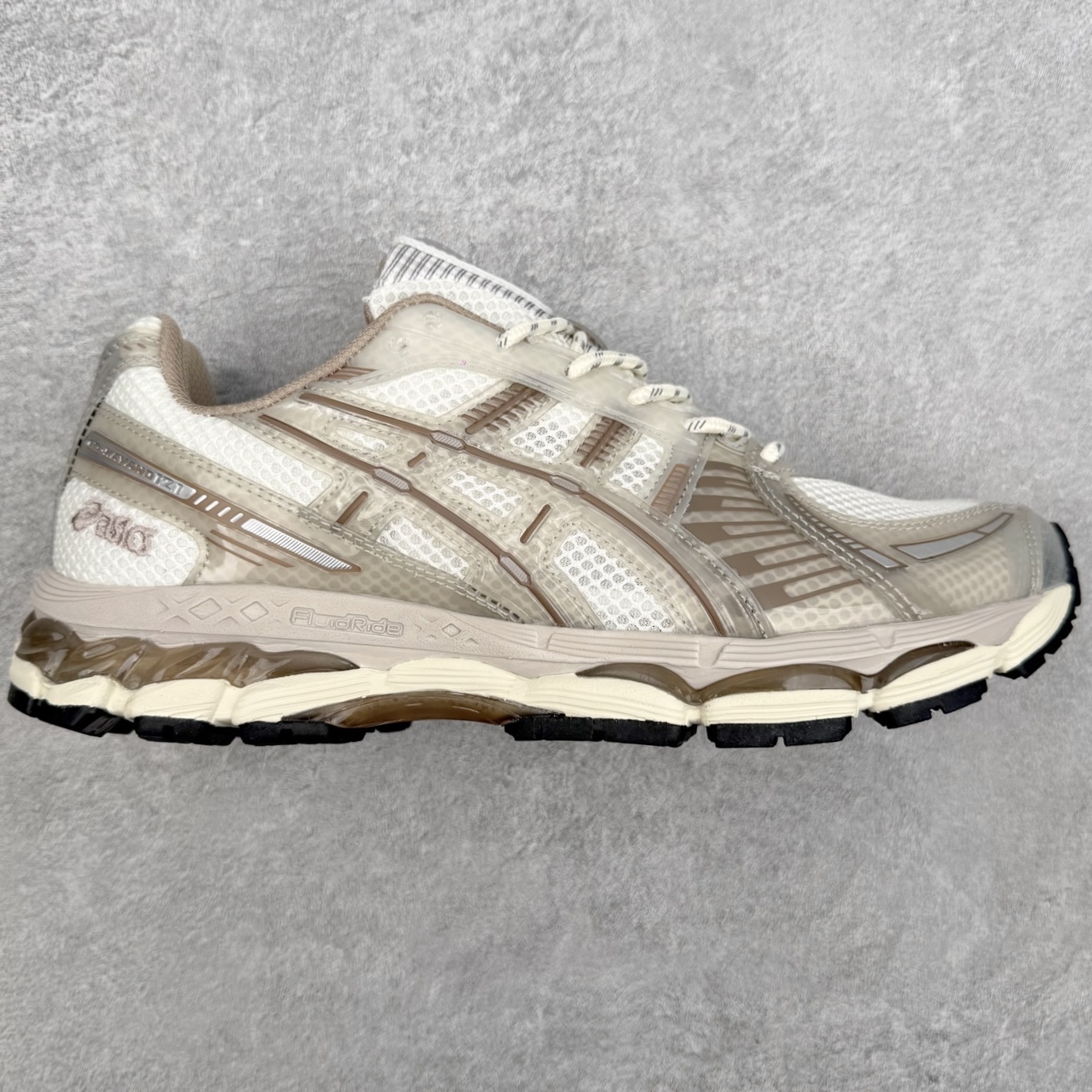 Asics Gel Kayano 12.1 亚瑟士卡亚诺12.1代系列低帮轻量缓震休闲运动跑步鞋 GEL-KAYANO 12.1 鞋面设计复刻 2006 年诞生的旗舰鞋款 GEL-KAYANO 12，融合欧洲哥特风盔甲和现代赛车结构，鞋身搭载极具立体感的金属线条和 TPU 切割焊接细节，搭配鞋头处赛车码表指针元素，尽显潮流动感和硬朗金属感。鞋款沿用 2015 年首次问世的 GEL-NIMBUS 17 的大底科技，中底选用 FLUIDRIDE 材质，辅以更大面积的 GEL 缓震胶，打造全方位的舒适穿着体验。尺码：36 37 37.5 38 39 39.5 40.5 41.5 42 42.5 43.5 44 44.5 45 46 47-选品中心