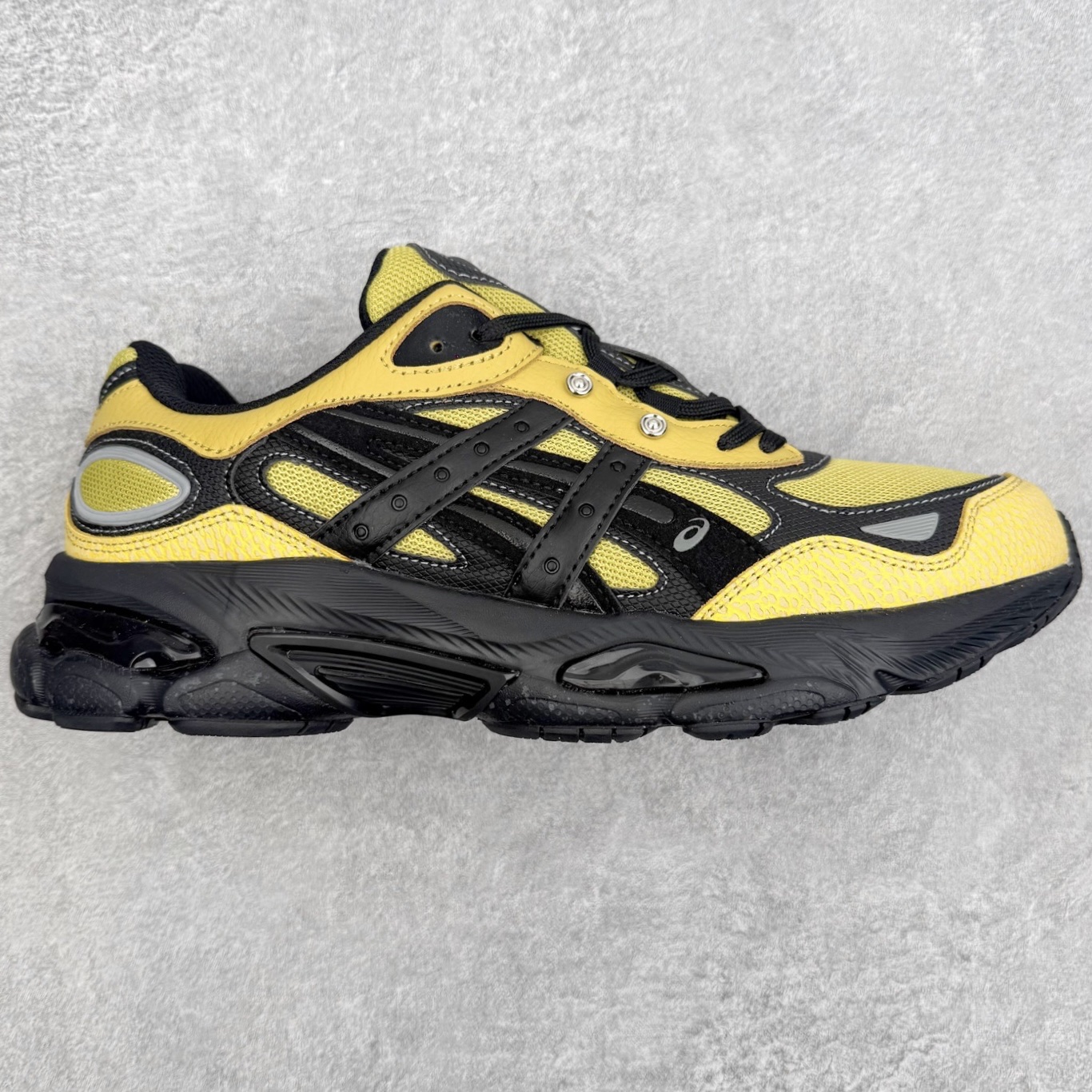 ＃XN Asics GEL-NYC 2.0 亚瑟士防滑耐磨透气低帮复古运动休闲运动鞋 欧美外贸特供批次 全网最全系列配色 致敬千禧跑鞋黄金年代，从品牌档案库中汲取灵感，将GEL‑NIMBUS 3、GEL‑MC PLUS V、GEL‑CUMULUS 16三大传奇鞋款精髓融于一体 以现代设计语言重构复古轮廓，打造兼具潮流颜值与专业脚感的都市休闲鞋款，为街头注入经典运动基因。经典鞋面：以2000年初GEL‑NIMBUS 3为原型，融合GEL‑MC PLUS V的层次结构，网眼、合成革、牛剖层皮革多元材质拼接，质感丰富，复古氛围拉满。层次线条：鞋身立体线条与经典虎爪纹，还原年代跑鞋设计精髓，低饱和配色简约高级，适配各种穿搭风格。细节质感：鞋舌刺绣LOGO、后跟定型包裹、透气网眼结构，兼顾颜值与实用性。核心科技 GEL缓震胶：前后掌搭载ASICS标志性GEL缓震科技，高效吸收地面冲击，行走慢跑柔软回弹，久穿不累。尺码：36 37 37.5 38 39 39.5 40 40.5 41.5 42 42.5 43.5 44 44.5 45 46.5 47.5-选品中心