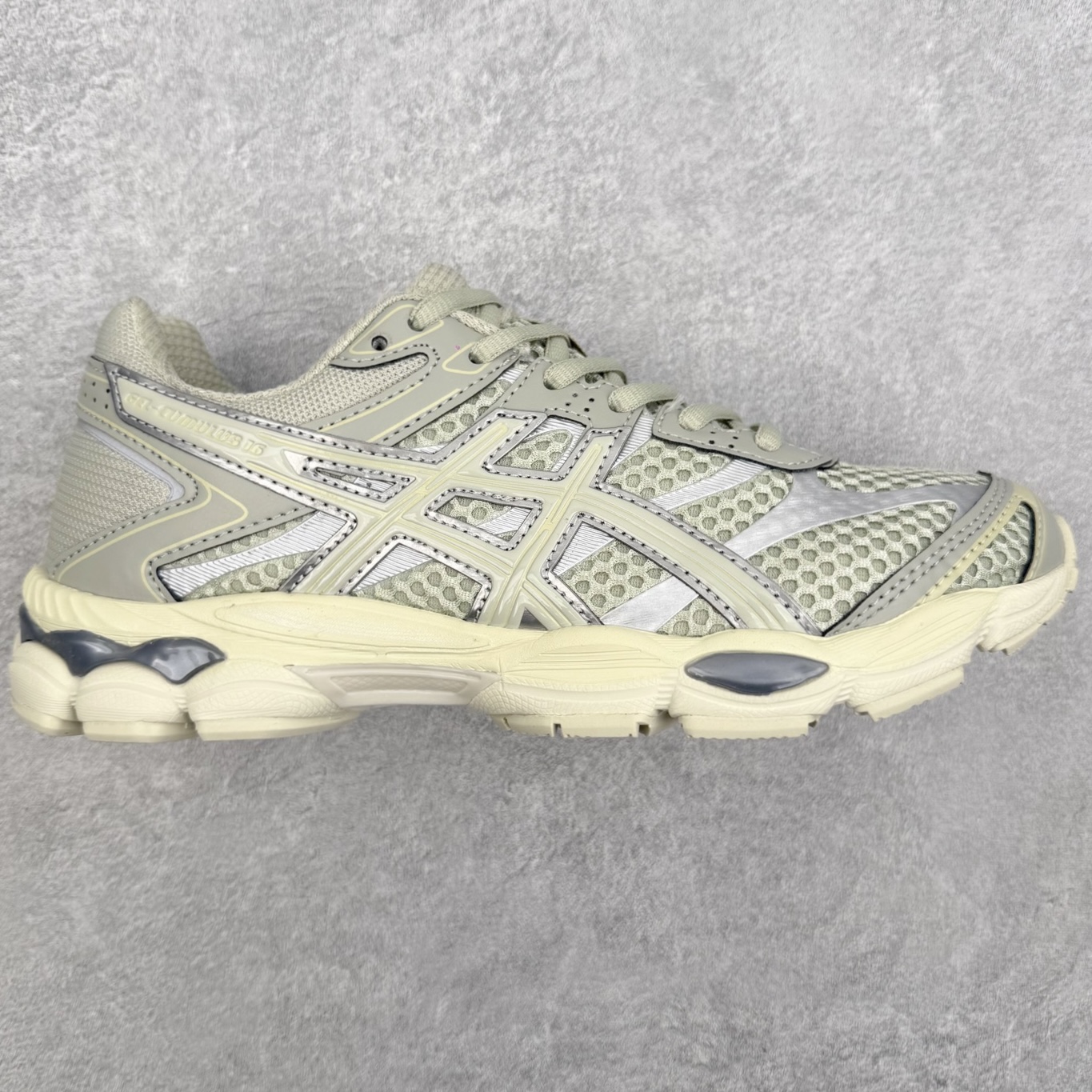 ASICS Gel-Cumulus 16 TG 联名款舒适 低帮跑步鞋 男女同款 男女同款 ASICS（亚瑟士）是日本实业家鬼冢喜八郎创立的跑鞋运动品牌，名字想法源自著名的拉丁谚语“AnimaSana In Corpore Sano”，意为“健全的精神寓于强健的体魄”。正如其名字的含义，ASICS亚瑟士一直坚信保持身体的健康与活力是打造健康快乐的生活方式的最佳途径。亚瑟士的跑鞋、篮球鞋等系列集专业与美貌于一身，拥有极高的热度。2016年，ASICS在“2016年日本最佳全球品牌”排行榜名列第17名。尺码：36 37 37.5 38 39 39.5 40 40.5 41.5 42 42.5 43.5 44 45-选品中心