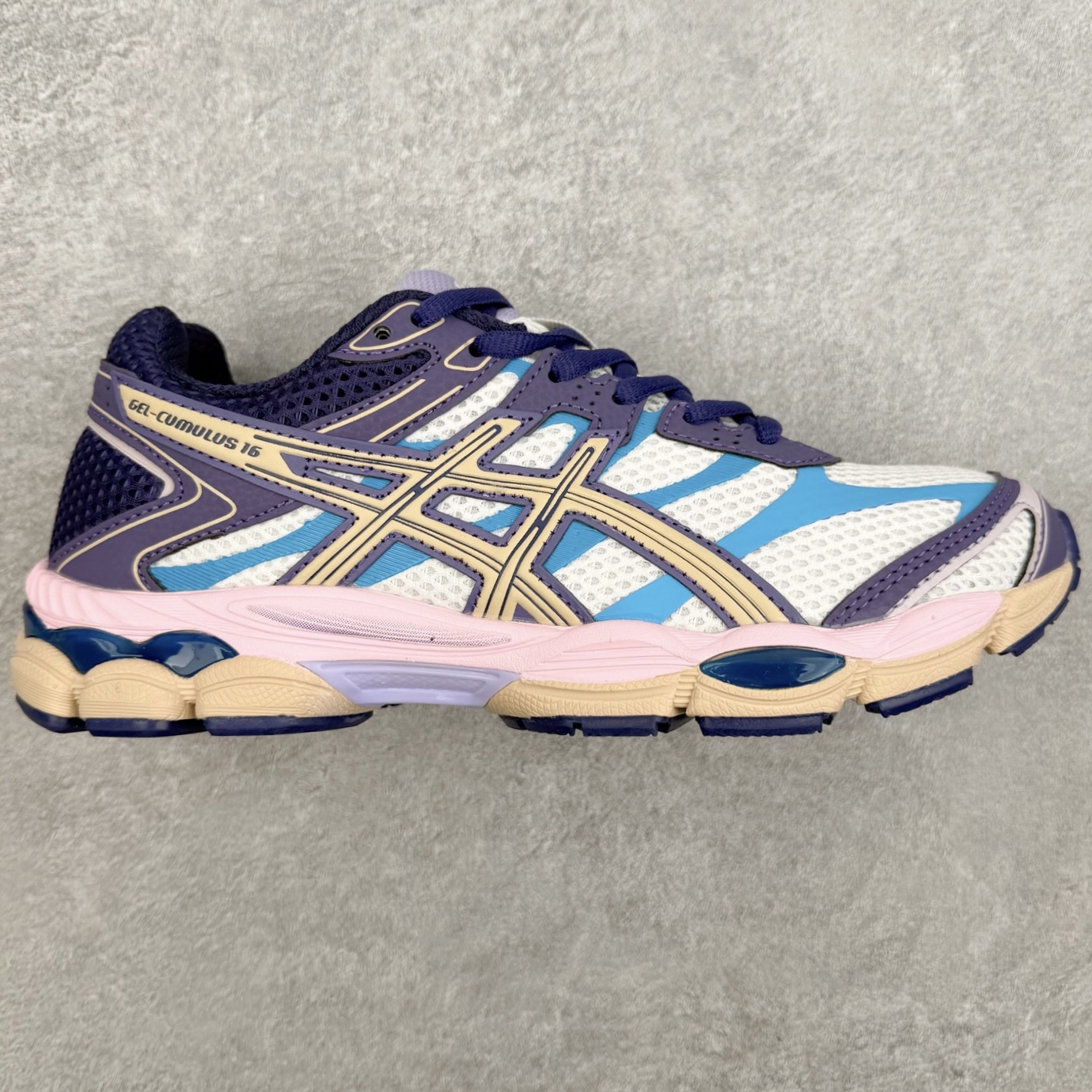 ASICS Gel-Cumulus 16 TG 联名款舒适 低帮跑步鞋 男女同款 男女同款 ASICS（亚瑟士）是日本实业家鬼冢喜八郎创立的跑鞋运动品牌，名字想法源自著名的拉丁谚语“AnimaSana In Corpore Sano”，意为“健全的精神寓于强健的体魄”。正如其名字的含义，ASICS亚瑟士一直坚信保持身体的健康与活力是打造健康快乐的生活方式的最佳途径。亚瑟士的跑鞋、篮球鞋等系列集专业与美貌于一身，拥有极高的热度。2016年，ASICS在“2016年日本最佳全球品牌”排行榜名列第17名。尺码：36 37 37.5 38 39 39.5 40 40.5 41.5 42 42.5 43.5 44 45-选品中心