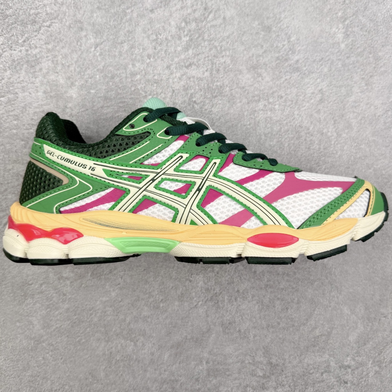 ASICS Gel-Cumulus 16 TG 联名款舒适 低帮跑步鞋 男女同款 男女同款 ASICS（亚瑟士）是日本实业家鬼冢喜八郎创立的跑鞋运动品牌，名字想法源自著名的拉丁谚语“AnimaSana In Corpore Sano”，意为“健全的精神寓于强健的体魄”。正如其名字的含义，ASICS亚瑟士一直坚信保持身体的健康与活力是打造健康快乐的生活方式的最佳途径。亚瑟士的跑鞋、篮球鞋等系列集专业与美貌于一身，拥有极高的热度。2016年，ASICS在“2016年日本最佳全球品牌”排行榜名列第17名。尺码：36 37 37.5 38 39 39.5 40 40.5 41.5 42 42.5 43.5 44 45-选品中心