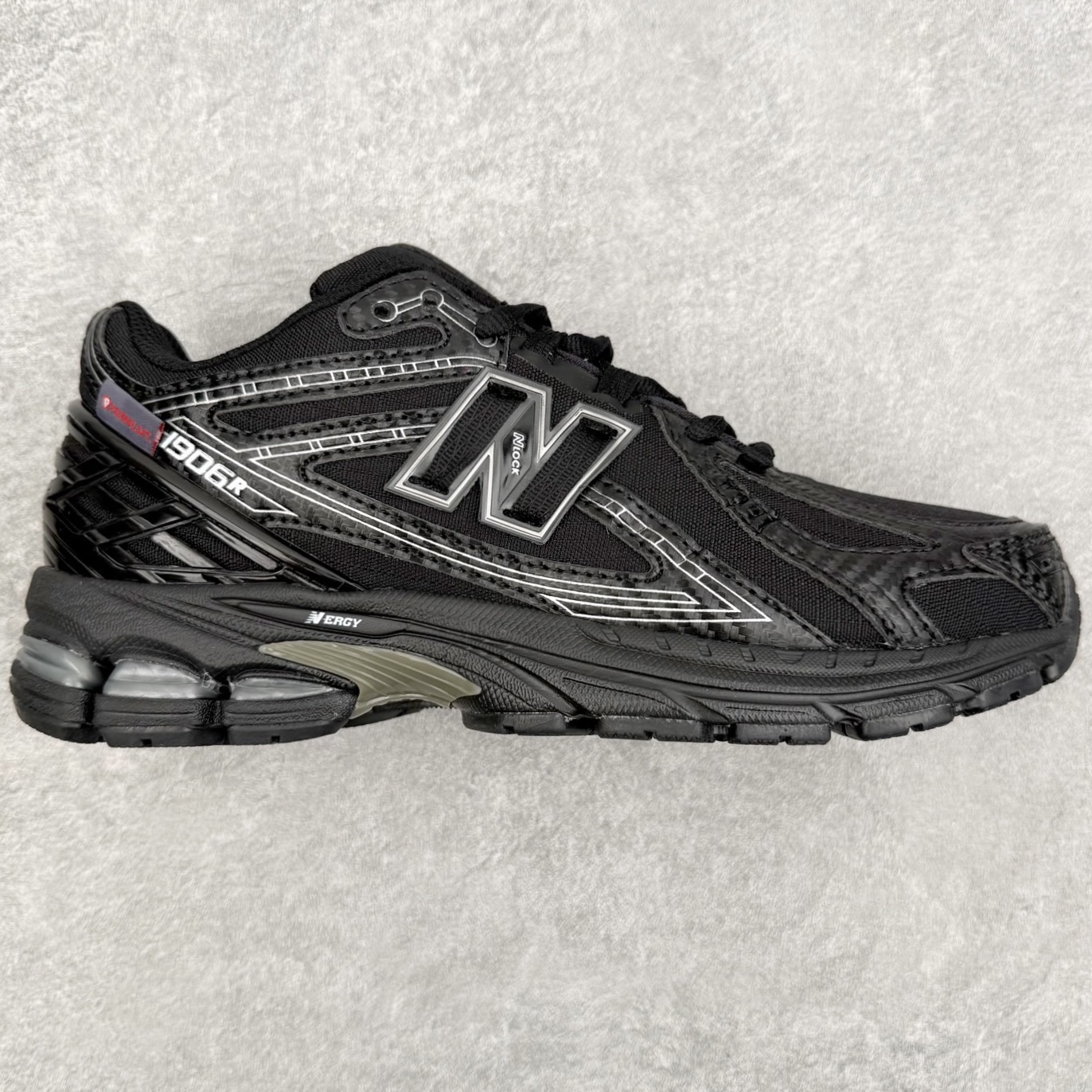 New Balance M1906R NB新百伦系列复古老爹风休闲运动慢跑鞋 日韩出口特供订单 全网最全配色 配套商长期套现长期补货 全新货品 正常出厂触屏不到的单价 超级跑量款 全套原楦原纸板原厂数据开发 进口三明治网面 原装进口翻毛皮料正确绒感卡色 正确中底拉帮中底网布细节 采用轻质牛剖革拼接透气网眼衬垫织物鞋面材质 T-Beam大底提供足步弓支撑 保持步态稳定 后跟搭载外露缓震胶 鞋身整体以各种深浅不一的灰色覆盖 鞋头以淡蓝色调装饰 网眼衬垫通过不规律的色块实现做旧的美感 泛黄的鞋底更是进一步增添了复古气息 尺码：36 37 37.5 38 38.5 39.5 40 40.5 41.5 42 42.5 43 44 45-选品中心