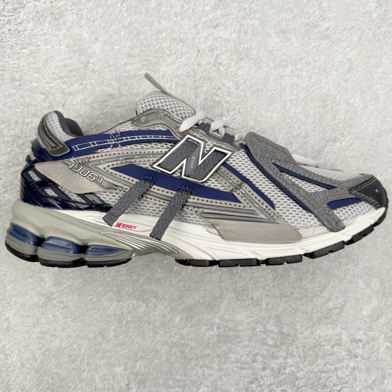 New Balance M1906R NB新百伦系列复古老爹风休闲运动慢跑鞋 日韩出口特供订单 全网最全配色 配套商长期套现长期补货 全新货品 正常出厂触屏不到的单价 超级跑量款 全套原楦原纸板原厂数据开发 进口三明治网面 原装进口翻毛皮料正确绒感卡色 正确中底拉帮中底网布细节 采用轻质牛剖革拼接透气网眼衬垫织物鞋面材质 T-Beam大底提供足步弓支撑 保持步态稳定 后跟搭载外露缓震胶 鞋身整体以各种深浅不一的灰色覆盖 鞋头以淡蓝色调装饰 网眼衬垫通过不规律的色块实现做旧的美感 泛黄的鞋底更是进一步增添了复古气息 尺码：36 37 37.5 38 38.5 39.5 40 40.5 41.5 42 42.5 43 44 45-选品中心