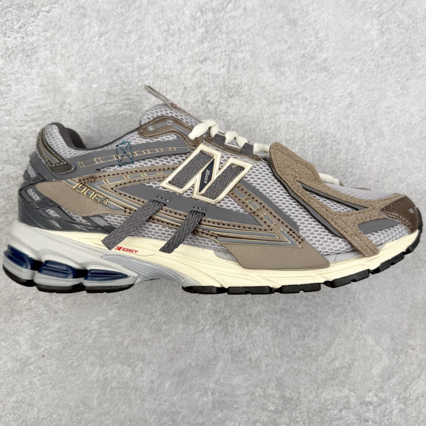 New Balance M1906R NB新百伦系列复古老爹风休闲运动慢跑鞋 日韩出口特供订单 全网最全配色 配套商长期套现长期补货 全新货品 正常出厂触屏不到的单价 超级跑量款 全套原楦原纸板原厂数据开发 进口三明治网面 原装进口翻毛皮料正确绒感卡色 正确中底拉帮中底网布细节 采用轻质牛剖革拼接透气网眼衬垫织物鞋面材质 T-Beam大底提供足步弓支撑 保持步态稳定 后跟搭载外露缓震胶 鞋身整体以各种深浅不一的灰色覆盖 鞋头以淡蓝色调装饰 网眼衬垫通过不规律的色块实现做旧的美感 泛黄的鞋底更是进一步增添了复古气息 尺码：36 37 37.5 38 38.5 39.5 40 40.5 41.5 42 42.5 43 44 45-选品中心
