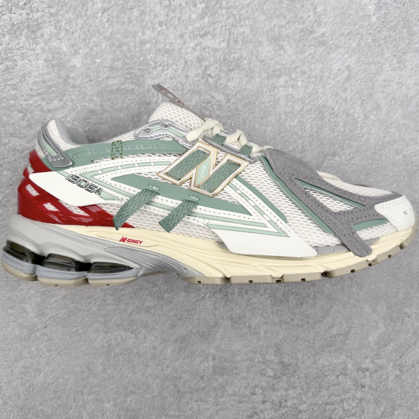New Balance M1906R NB新百伦系列复古老爹风休闲运动慢跑鞋 日韩出口特供订单 全网最全配色 配套商长期套现长期补货 全新货品 正常出厂触屏不到的单价 超级跑量款 全套原楦原纸板原厂数据开发 进口三明治网面 原装进口翻毛皮料正确绒感卡色 正确中底拉帮中底网布细节 采用轻质牛剖革拼接透气网眼衬垫织物鞋面材质 T-Beam大底提供足步弓支撑 保持步态稳定 后跟搭载外露缓震胶 鞋身整体以各种深浅不一的灰色覆盖 鞋头以淡蓝色调装饰 网眼衬垫通过不规律的色块实现做旧的美感 泛黄的鞋底更是进一步增添了复古气息 尺码：36 37 37.5 38 38.5 39.5 40 40.5 41.5 42 42.5 43 44 45-选品中心