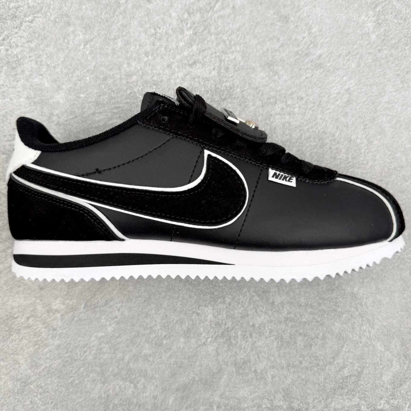 NK Classic Cortez Leather 阿甘复古初代皮革慢跑鞋 FQ2059-010 实体平台指令订单 全套原纸板楦头开发 原厂数据大底磨具 一比一鞋头弧度高度鞋身弧度 细节品控鞋型随意对比 正确烫金高频细节 公司级标准检验QC 区分市面一切版本 完美复刻阿甘复古鞋型 尺码：39 40 40.5 41 42 42.5 43 44-选品中心