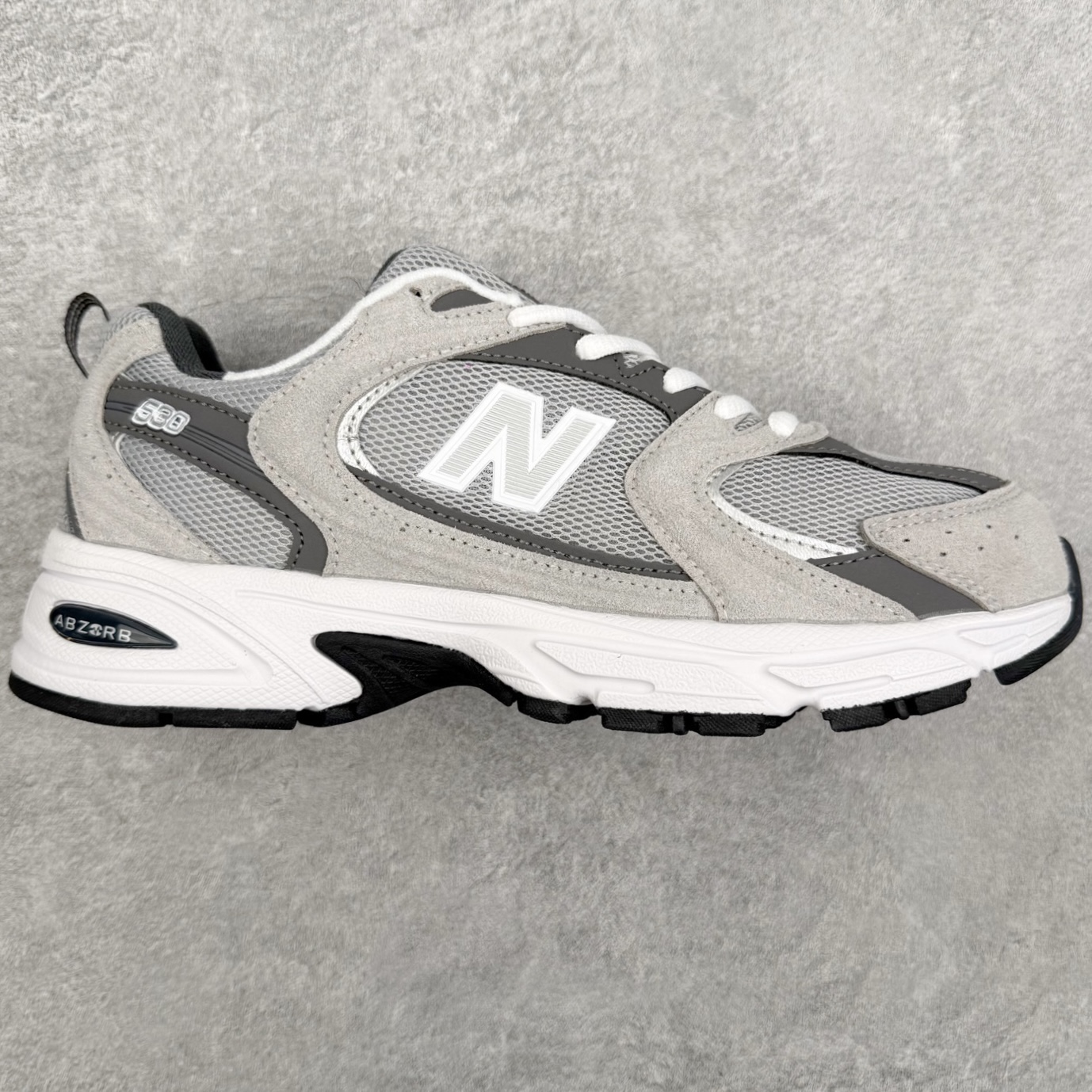New Balance NB530 新百伦复古透气跑步鞋 抛弃过往以皮革为主的人气轮廓 以极具复古风范的跑鞋外观呈现 设计上全鞋以简约清爽的纯白色作基底 鞋身覆盖大面积织物网眼材质 并于鞋头、鞋带孔眼片等细节处点缀对比鲜明的反光银镀层凸显 鞋舌、侧身等位置则辅以一贯的「N」字标志和品牌徽标彰显身份 最后通过搭载的 ABZORB 缓震中底完善整体造型 尺码：36 37 37.5 38 38.5 39 40 40.5 41 42 42.5 43 44 45-选品中心