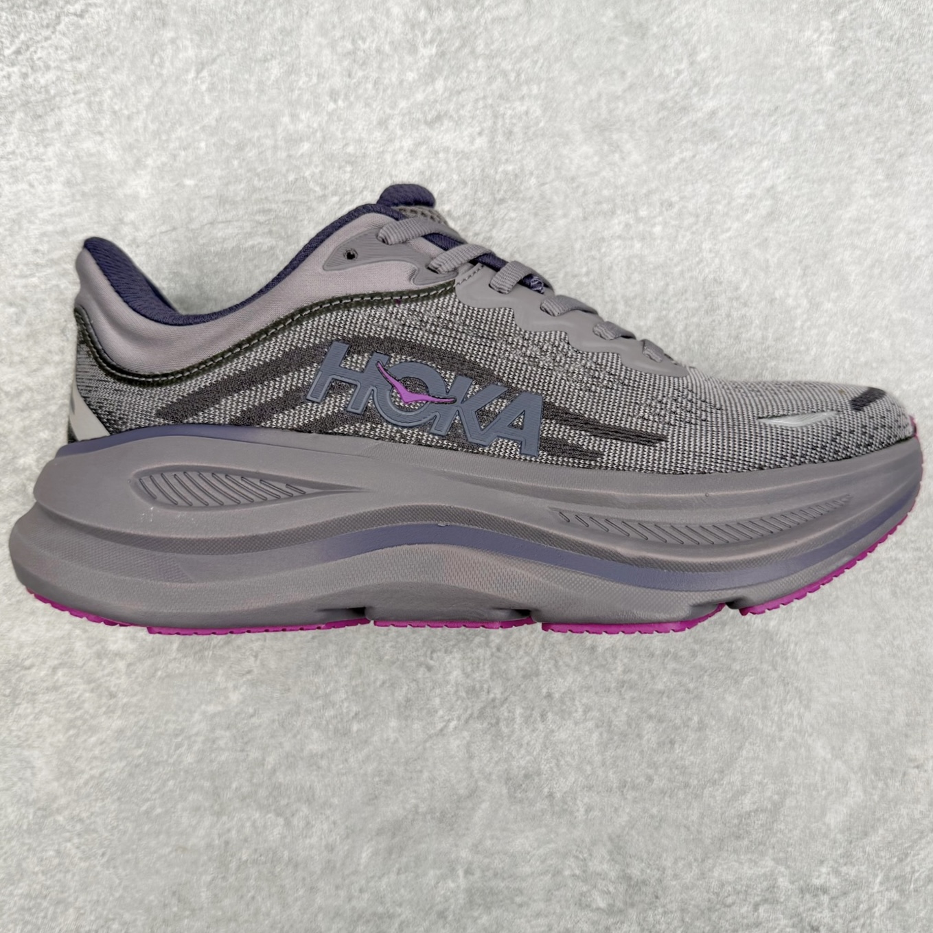HOKA ONE ONE Bondi 9 WIDE 邦迪九代舒适防滑耐磨低帮休闲跑步鞋 HOKA ONE ONE是来自美国的跑步鞋知名品牌，创立于2009年，始终致力于为所有跑者提供更新、更好的跑步装备。相比常规跑鞋，HOKA ONE ONE特别研发使用性能独特的几何形跑鞋中底，此种鞋底更厚、更高、回弹性也更好，除了卓越的缓冲性能，它还能內各种阶段的跑者带来更具动感、更加稳定的跑步体验。HOKAONE ONE从设计之初就清楚意识到，要保证跑者步幅的均匀一致，双脚自然而然的运动至关重要。尺码：36 36.5 37.5 38 38.5 39 40 40.5 41 42 42.5 43 44 44.5 45-选品中心