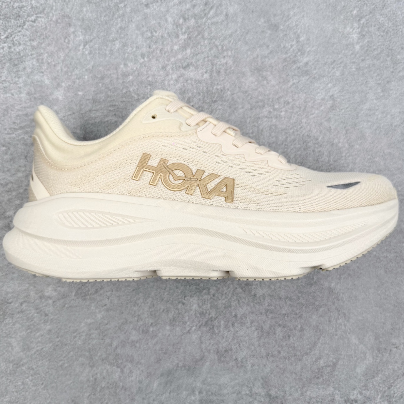HOKA ONE ONE Bondi 9 WIDE 邦迪九代舒适防滑耐磨低帮休闲跑步鞋 HOKA ONE ONE是来自美国的跑步鞋知名品牌，创立于2009年，始终致力于为所有跑者提供更新、更好的跑步装备。相比常规跑鞋，HOKA ONE ONE特别研发使用性能独特的几何形跑鞋中底，此种鞋底更厚、更高、回弹性也更好，除了卓越的缓冲性能，它还能內各种阶段的跑者带来更具动感、更加稳定的跑步体验。HOKAONE ONE从设计之初就清楚意识到，要保证跑者步幅的均匀一致，双脚自然而然的运动至关重要。尺码：36 36.5 37.5 38 38.5 39 40 40.5 41 42 42.5 43 44 44.5 45-选品中心