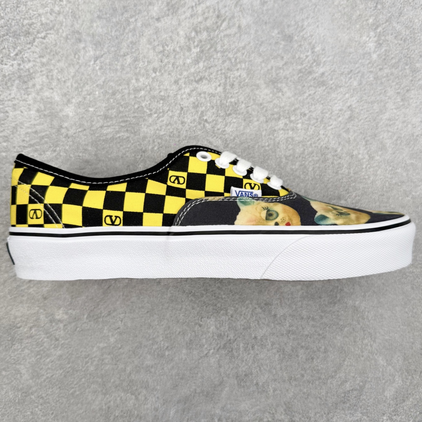 Valentino华伦天奴 x Vans 联名款 猫咪棋盘格 低帮休闲硫化帆布鞋 此次Valentino × Vans Authentic 联名系列，由 Alessandro Michele 操刀设计，把意式高定美学刻进街头滑板鞋里。 这款猫咪棋盘格款保留了Vans Authentic 经典版型，以黄黑棋盘格为基底搭配Le Chat猫咪印花，复古美式氛围拉满，软萌又吸睛，打破街头与可爱的边界，轻松点亮整体造型。 货号：YS0M2ЗHPJBAH 黄色 尺码：35 36 36.5 37 38 38.5 39 40 40.5 41 42 42.5 43 44-选品中心