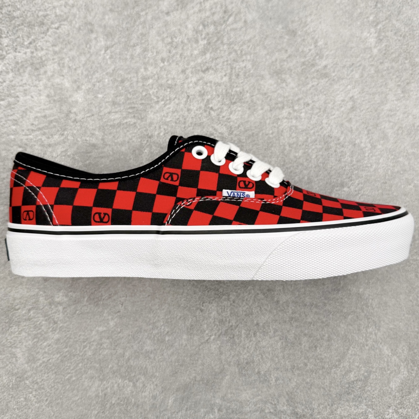 Valentino华伦天奴 x Vans 联名款 红黑棋盘格 低帮休闲硫化帆布鞋 此次Valentino × Vans Authentic 联名系列，由 Alessandro Michele 操刀设计，把意式高定美学刻进街头滑板鞋里。 这款红黑棋盘格保留了Vans Authentic 经典版型，红黑棋盘格铺满鞋身，低调印刻标志性VLOGO，搭配白色鞋带与车线，利落百搭充满辨识度。简约中藏着高定基因，适配多种风格及场景。 货号：WS0ND8HPKJV7 黑红 尺码：35 36 36.5 37 38 38.5 39 40 40.5 41 42 42.5 43 44-选品中心