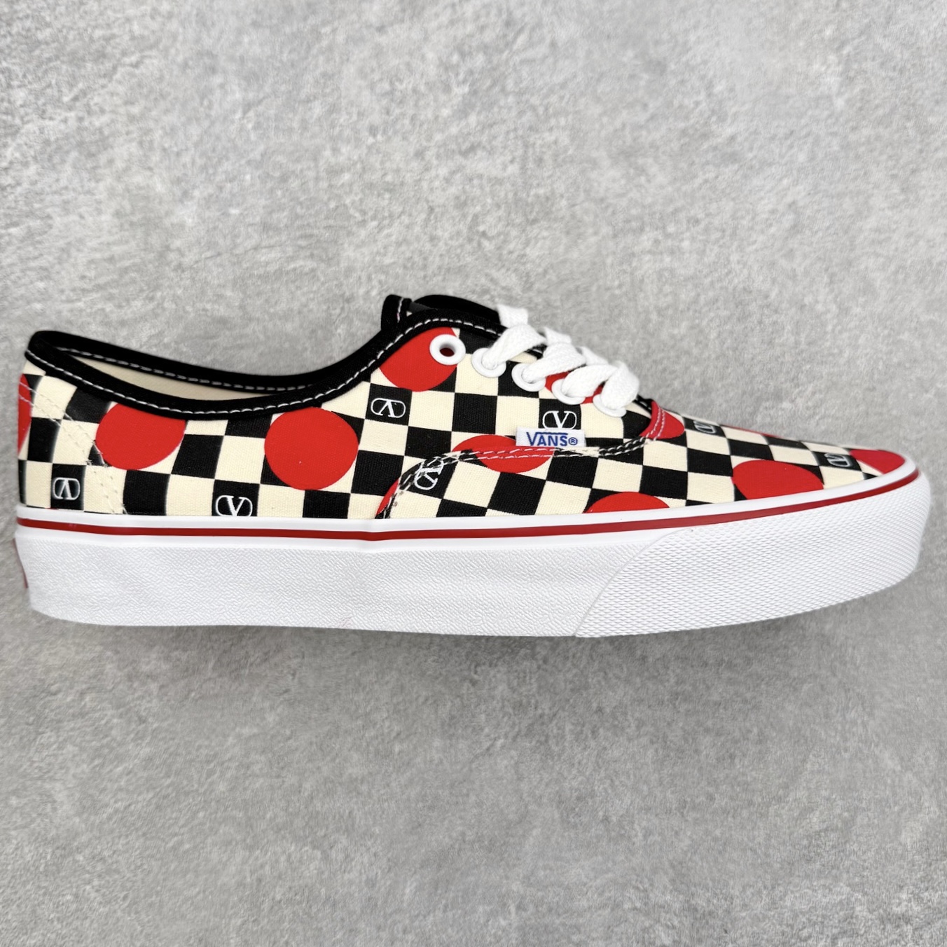 Valentino华伦天奴 x Vans 联名款 棋盘格波点印花 低帮休闲硫化帆布鞋 此次Valentino × Vans Authentic 联名系列，由 Alessandro Michele 操刀设计，把意式高定美学刻进街头滑板鞋里。 鞋款保留了Vans Authentic 经典版型，以黑白棋盘格搭配红色波点以及VLOGO印花，复古美式氛围拉满，鞋侧红线包边呼应撞色细节，适配甜酷、复古风穿搭，高街感拉满，上脚即显品味。 货号：YSOM23WHXBAG 红白 尺码：35 36 36.5 37 38 38.5 39 40 40.5 41 42 42.5 43 44-选品中心