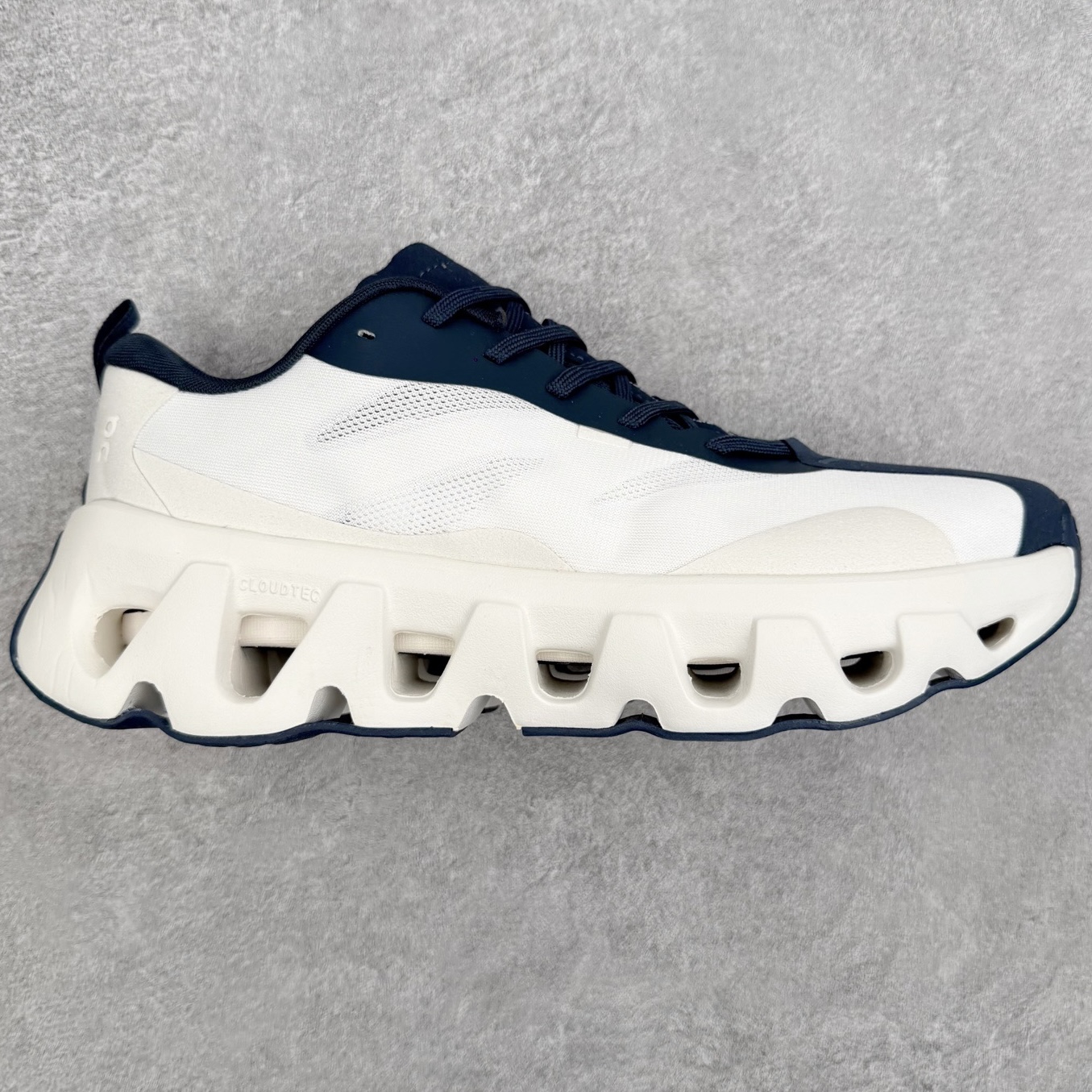 On x KITH K-Tech 1 昂跑舒适贴合透气跑步鞋 四层组合大底 原数据开版 这款联名跑鞋采用透气网眼面料，轻盈贴合脚型，适合日常慢跑与城市通勤。设计简约百搭，兼具运动性能与潮流感，是追求舒适与风格的理想选择。On昂跑x KITH K-Tech 1黑色跑步鞋，专为速度和日常训练打造。鞋面采用透气科技编织网布，搭配厚底设计，兼顾轻盈与支撑。搭载CloudTec缓震科技和Helion泡沫中底，提供舒适缓震脚感，外底饰有KITH标志性MONOgram纹路，抓地力与辨识度兼具。系带闭合系统确保贴合包裹，纯黑配色简约百搭，满足跑步性能与日常穿搭需求。 上脚轻盈透气，网布鞋面有效排湿散热，时间跑步脚部不闷汗。厚底设计配合中底科技，落地缓震明显，迈步回弹有力，适合中长距离训练。系带系统调节方便，包裹感适中不挤脚，日常穿着也能保持舒适。外底纹路抓地力稳定，湿滑路面表现尚可，整体兼顾性能与时尚，满足跑者对功能和颜值的双重需求。 尺码：36 37 38 39 40 41 42 43 44 45-选品中心