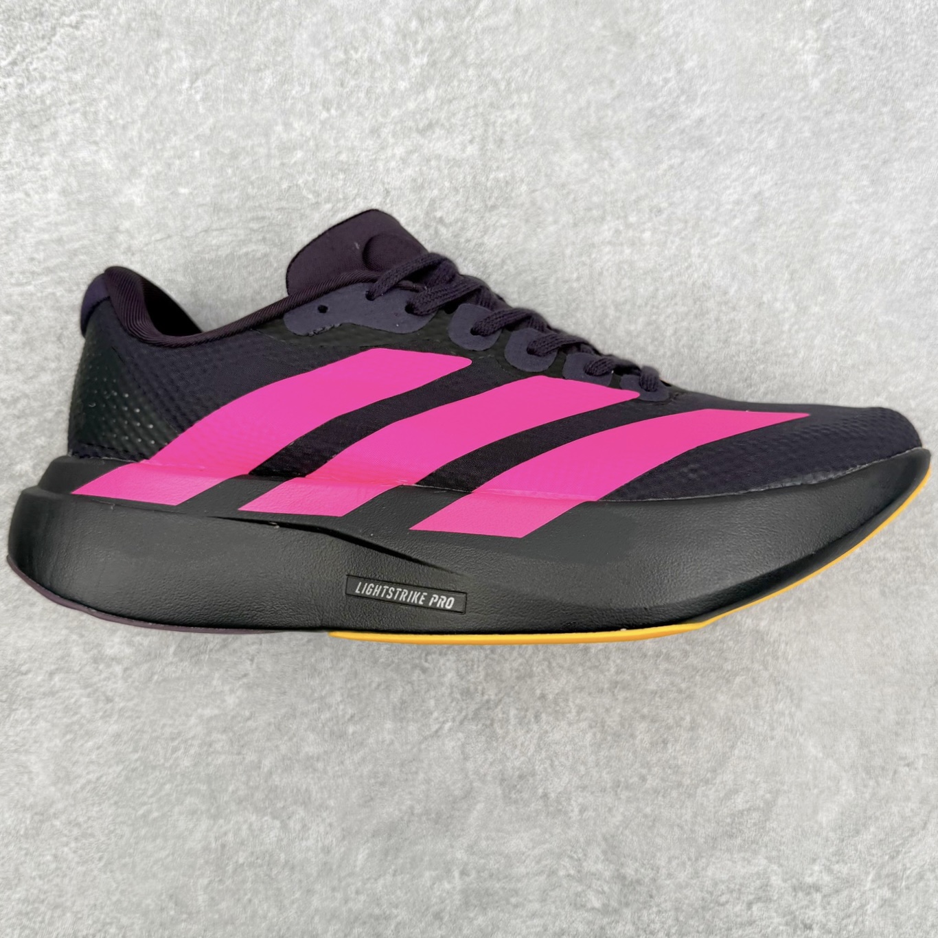 AD Adizero EVO SL M 马拉松竞速专业跑鞋 KI6931 CELERMESH针织网面非常轻薄 纤维间的缝隙很大 可以保证跑步时的透气、排汗效果 鞋舌直接与两侧的内衬和鞋底连接在一起 在跑步过程中不会被鞋舌的左右移动所困扰 在标准鞋带孔的基础上再拓宽一组鞋带孔 适合不同脚型的需求 突破性 EnergyRods 技术，有助于跑者实现更好的成绩 中底独特的LIGHTSTRIKE PRO泡棉材质 微弹感觉在跑步过程中给予了良好的支撑体验 对于顶级精英和高水平进阶跑者来说 ADIOS PRO是一双值得信赖的竞速比赛用鞋 尺码：36 36.5 37.5 38 38.5 39 40 40.5 41 42 42.5 43 44 44.5 45-选品中心