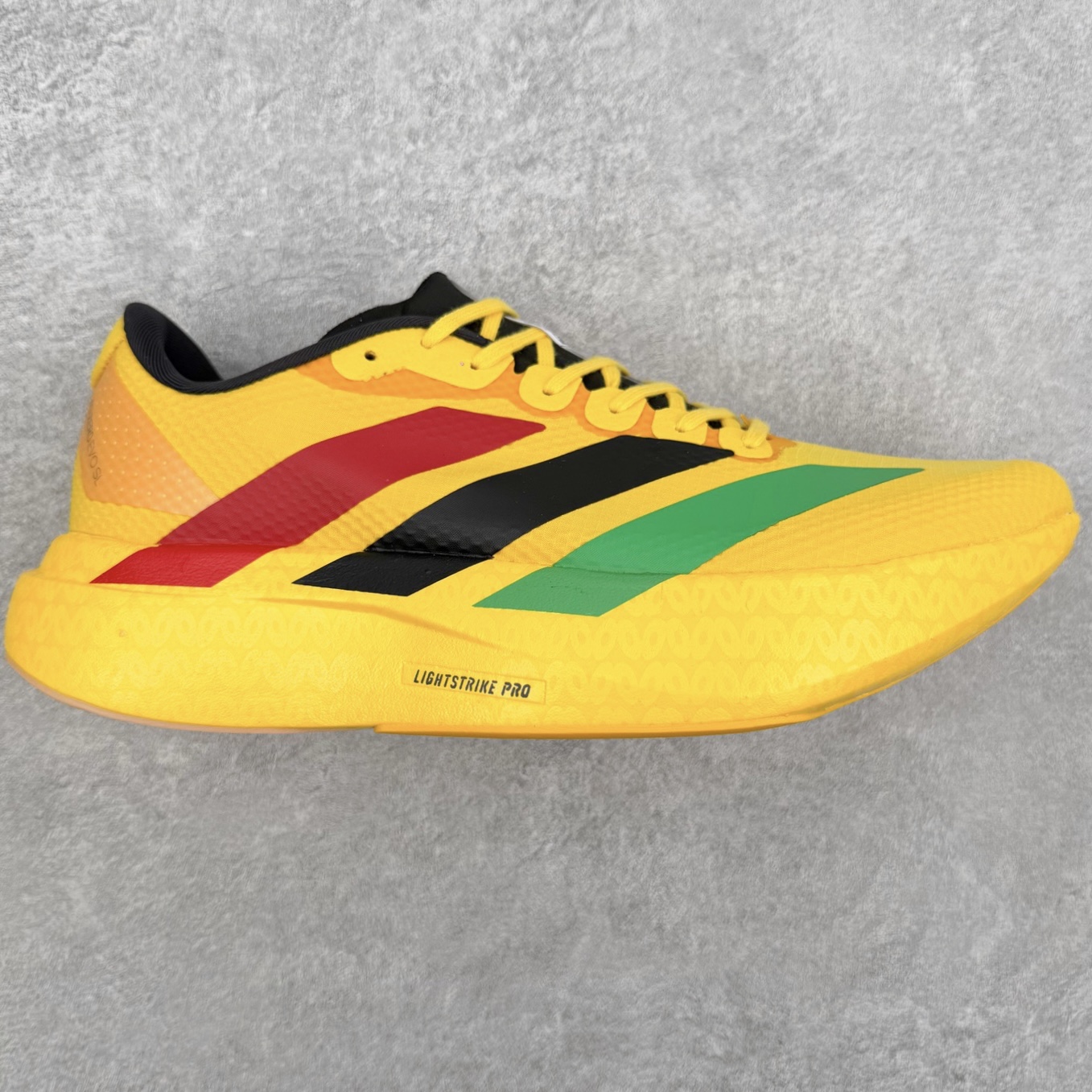 AD Adizero EVO SL M 马拉松竞速专业跑鞋 KJ3625 CELERMESH针织网面非常轻薄 纤维间的缝隙很大 可以保证跑步时的透气、排汗效果 鞋舌直接与两侧的内衬和鞋底连接在一起 在跑步过程中不会被鞋舌的左右移动所困扰 在标准鞋带孔的基础上再拓宽一组鞋带孔 适合不同脚型的需求 突破性 EnergyRods 技术，有助于跑者实现更好的成绩 中底独特的LIGHTSTRIKE PRO泡棉材质 微弹感觉在跑步过程中给予了良好的支撑体验 对于顶级精英和高水平进阶跑者来说 ADIOS PRO是一双值得信赖的竞速比赛用鞋 尺码：36 36.5 37.5 38 38.5 39 40 40.5 41 42 42.5 43 44 44.5 45-选品中心
