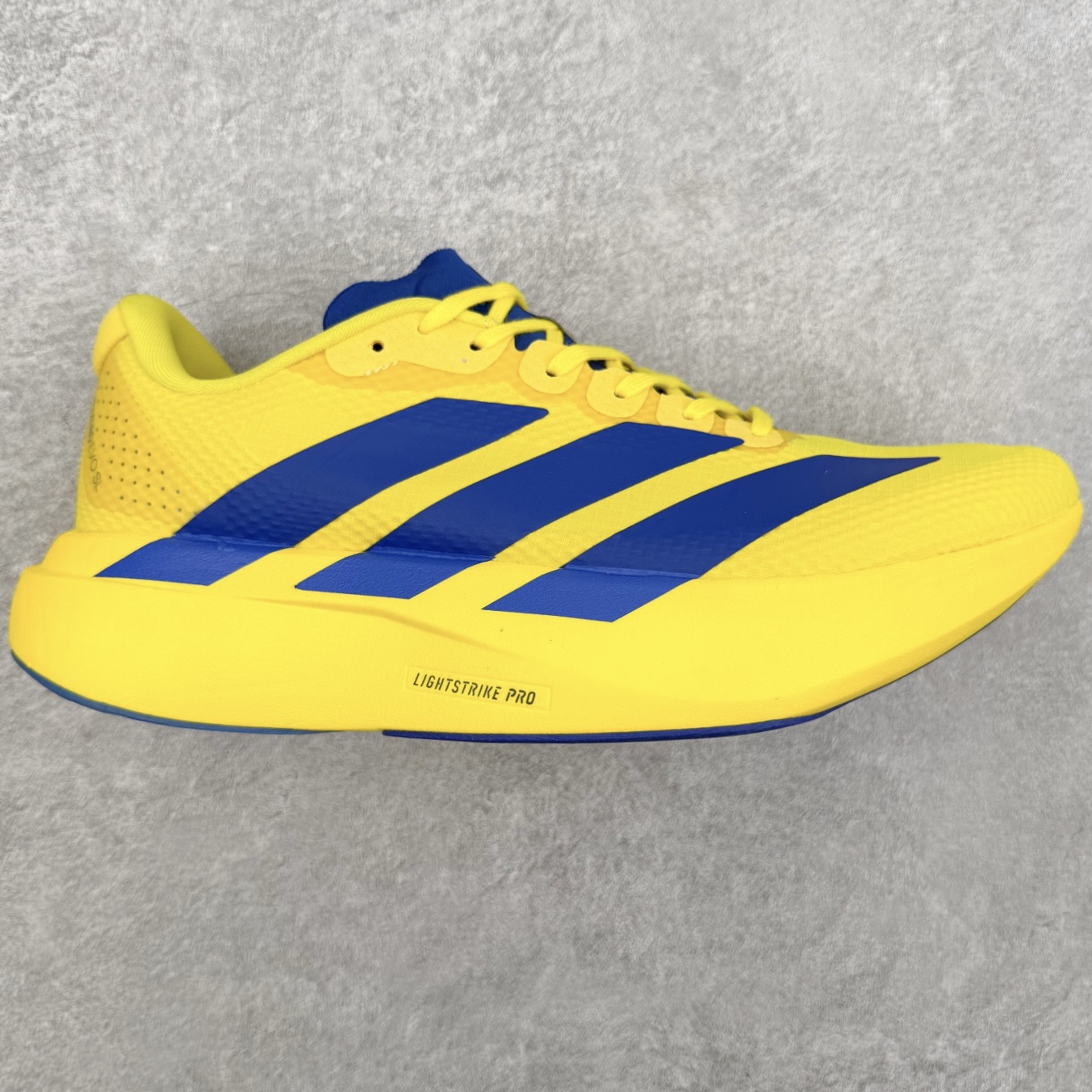 AD Adizero EVO SL M 马拉松竞速专业跑鞋 KK3673 CELERMESH针织网面非常轻薄 纤维间的缝隙很大 可以保证跑步时的透气、排汗效果 鞋舌直接与两侧的内衬和鞋底连接在一起 在跑步过程中不会被鞋舌的左右移动所困扰 在标准鞋带孔的基础上再拓宽一组鞋带孔 适合不同脚型的需求 突破性 EnergyRods 技术，有助于跑者实现更好的成绩 中底独特的LIGHTSTRIKE PRO泡棉材质 微弹感觉在跑步过程中给予了良好的支撑体验 对于顶级精英和高水平进阶跑者来说 ADIOS PRO是一双值得信赖的竞速比赛用鞋 尺码：36 36.5 37.5 38 38.5 39 40 40.5 41 42 42.5 43 44 44.5 45-选品中心