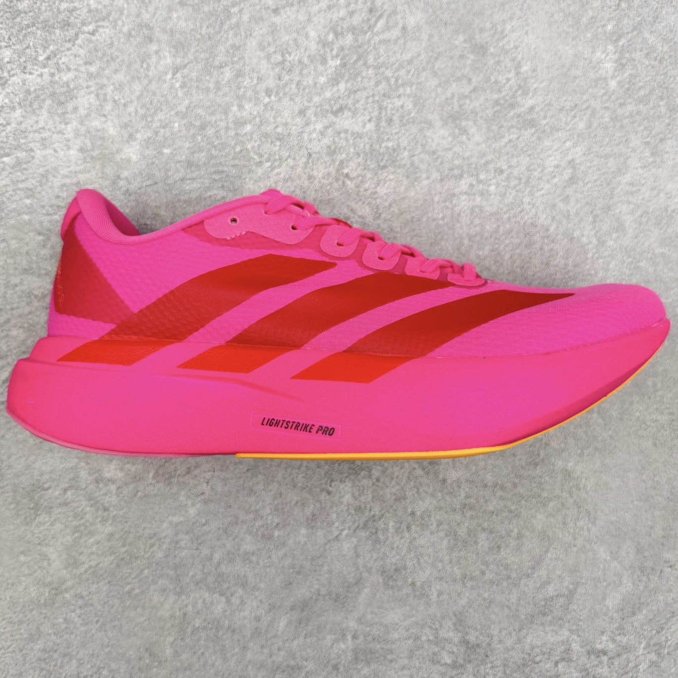 AD Adizero EVO SL M 马拉松竞速专业跑鞋 KI6902 CELERMESH针织网面非常轻薄 纤维间的缝隙很大 可以保证跑步时的透气、排汗效果 鞋舌直接与两侧的内衬和鞋底连接在一起 在跑步过程中不会被鞋舌的左右移动所困扰 在标准鞋带孔的基础上再拓宽一组鞋带孔 适合不同脚型的需求 突破性 EnergyRods 技术，有助于跑者实现更好的成绩 中底独特的LIGHTSTRIKE PRO泡棉材质 微弹感觉在跑步过程中给予了良好的支撑体验 对于顶级精英和高水平进阶跑者来说 ADIOS PRO是一双值得信赖的竞速比赛用鞋 尺码：36 36.5 37.5 38 38.5 39 40 40.5 41 42 42.5 43 44 44.5 45-选品中心